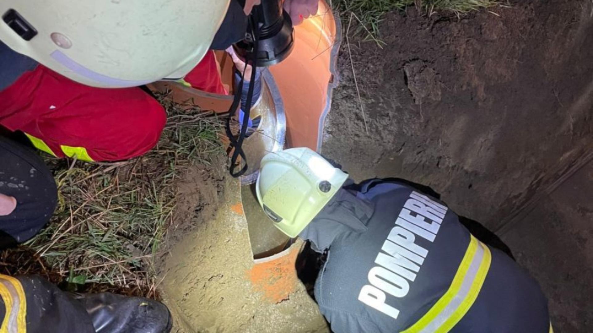 O tânără a căzut și a rămas blocată într-un canal, în Satu Mare – Pompierii au reușit să o scoată abia după 2 ore