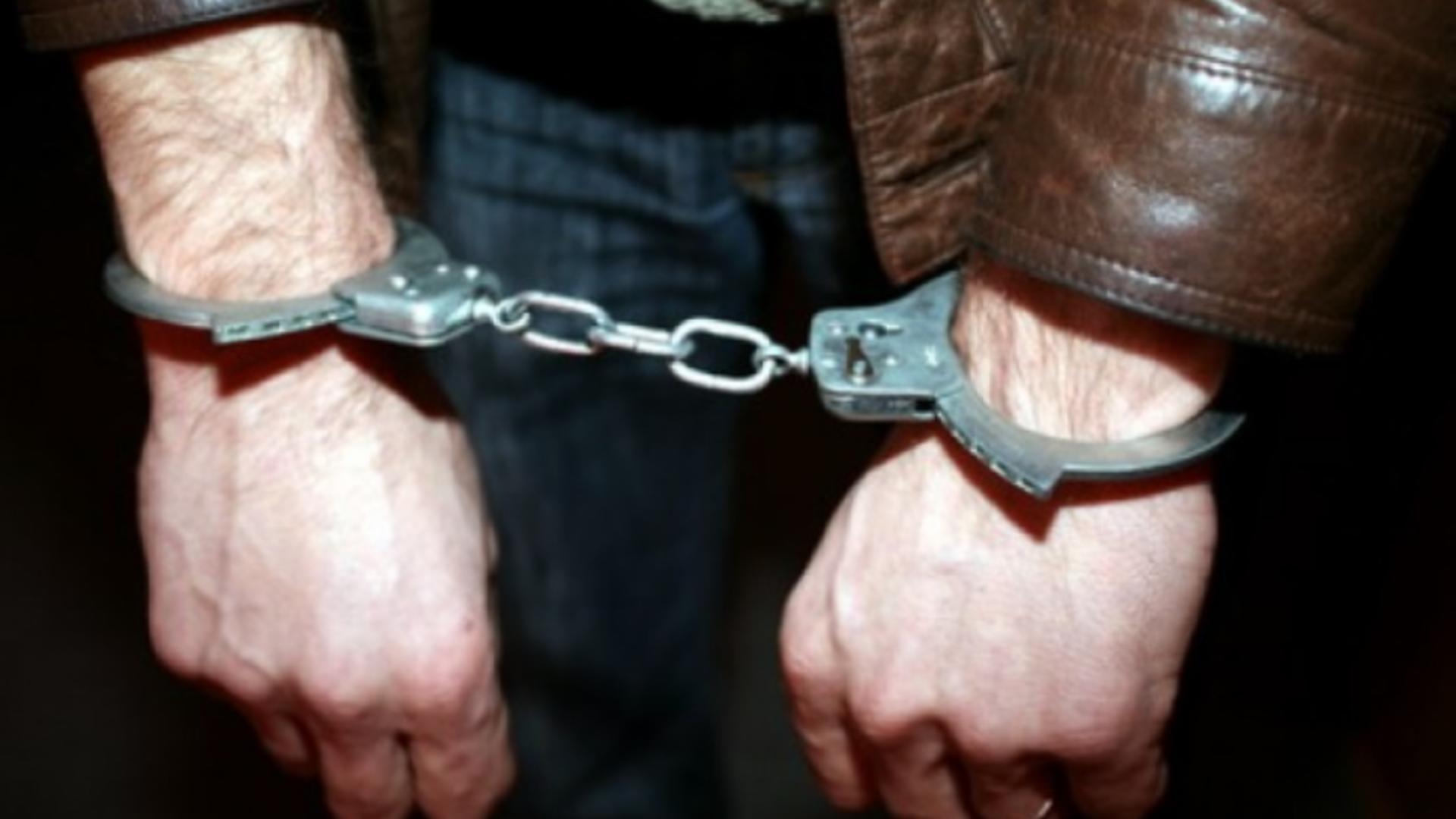 Un bărbat a fost arestat preventiv pentru agresiune sexuală, după ce a pipăit o fată de 9 ani într-un microbuz