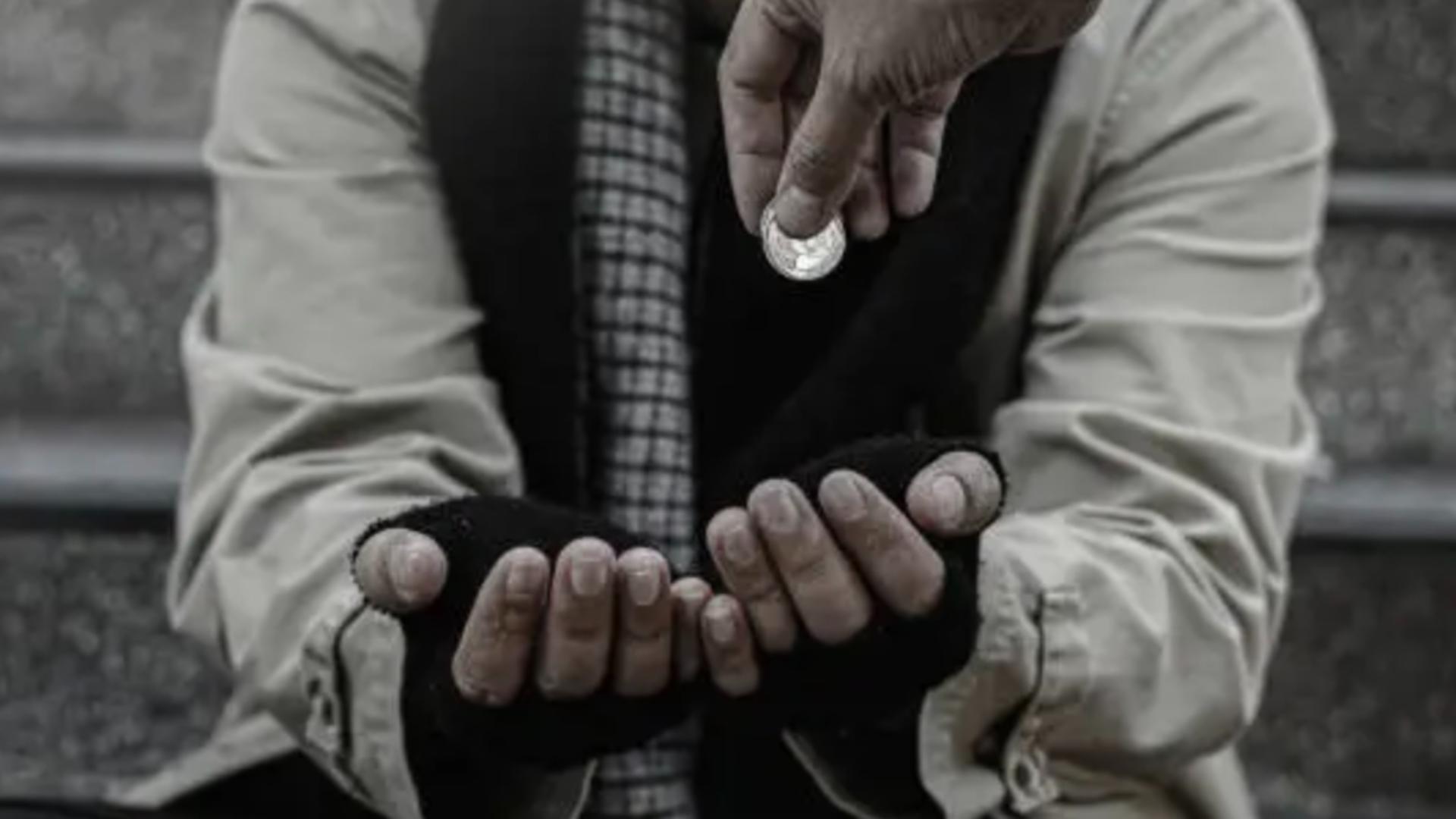 Câți bani câștigă într-o zi un cerşetor în România. Averea găsită de polițiști asupra unui bărbat care mima dizabilități – FOTO