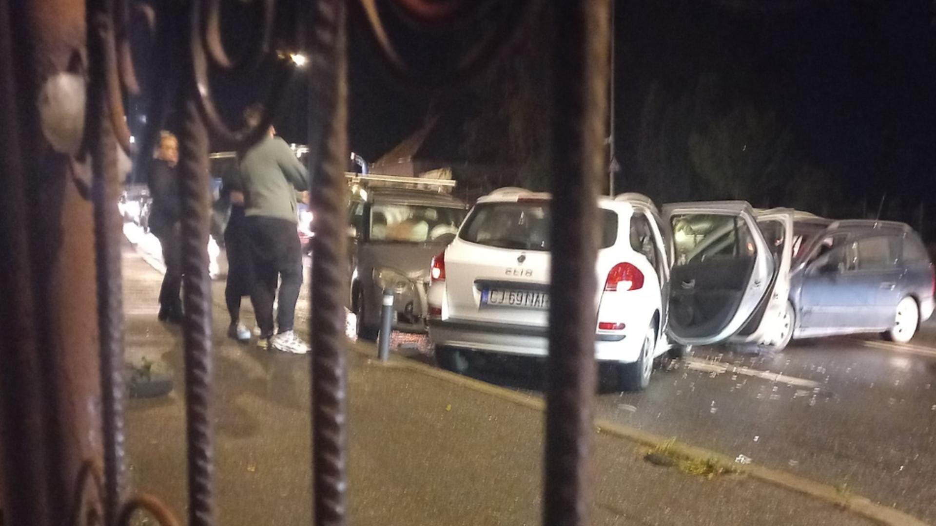 Carambol pe o stradă din Cluj. Trei mașini au fost implicate. Două femei au fost rănite FOTO/VIDEO