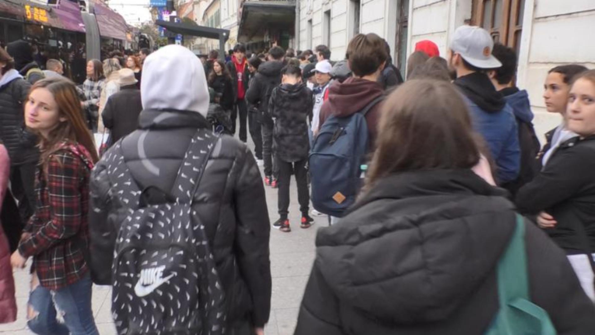 Sute de tineri au blocat un bulevard pentru a sta la coadă la șaorma gratuită de Black Friday