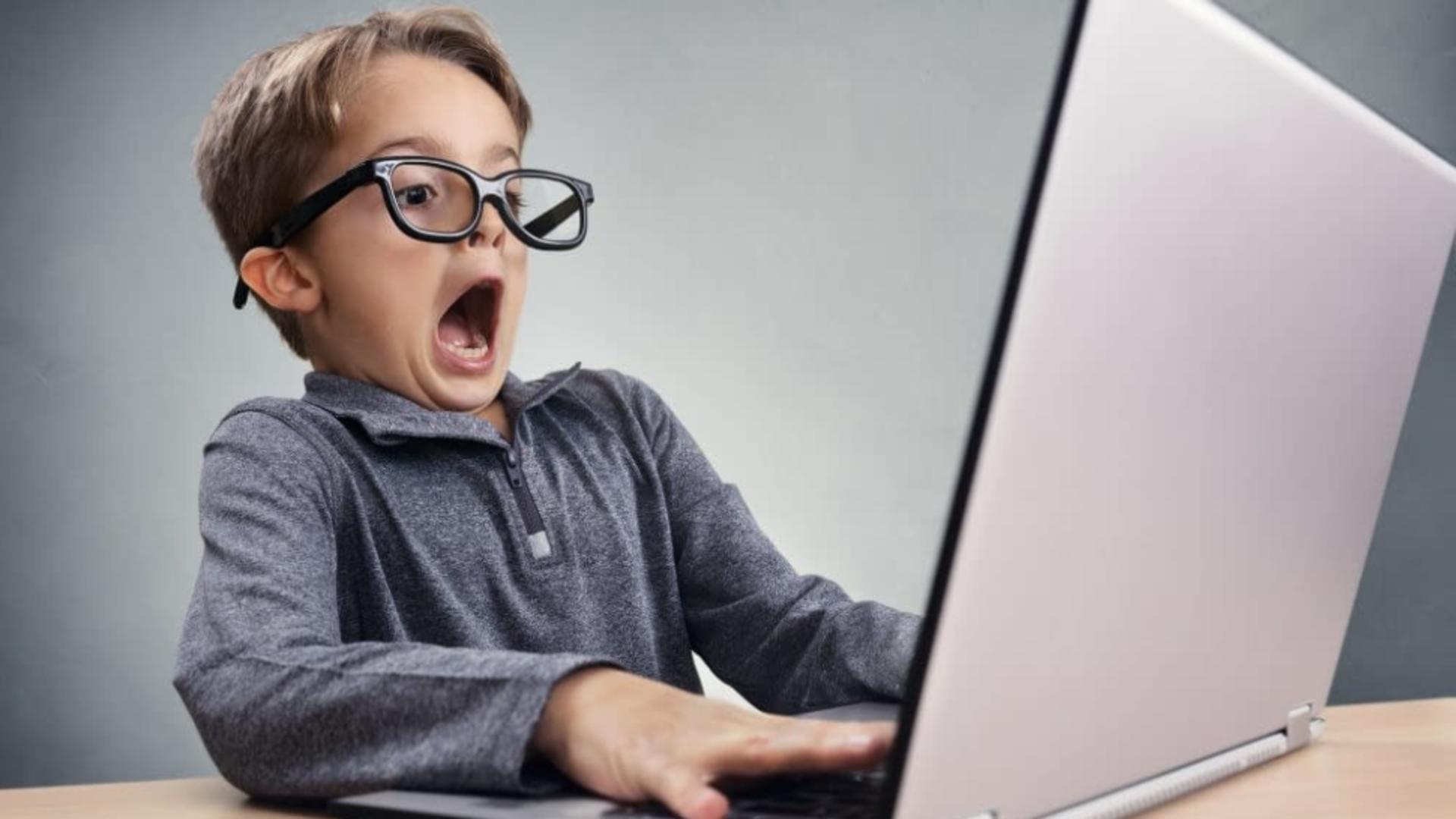 Statistici îngrozitoare – Copiii sunt expuși la pericolele de pe internet de la vârste tot mai fragede