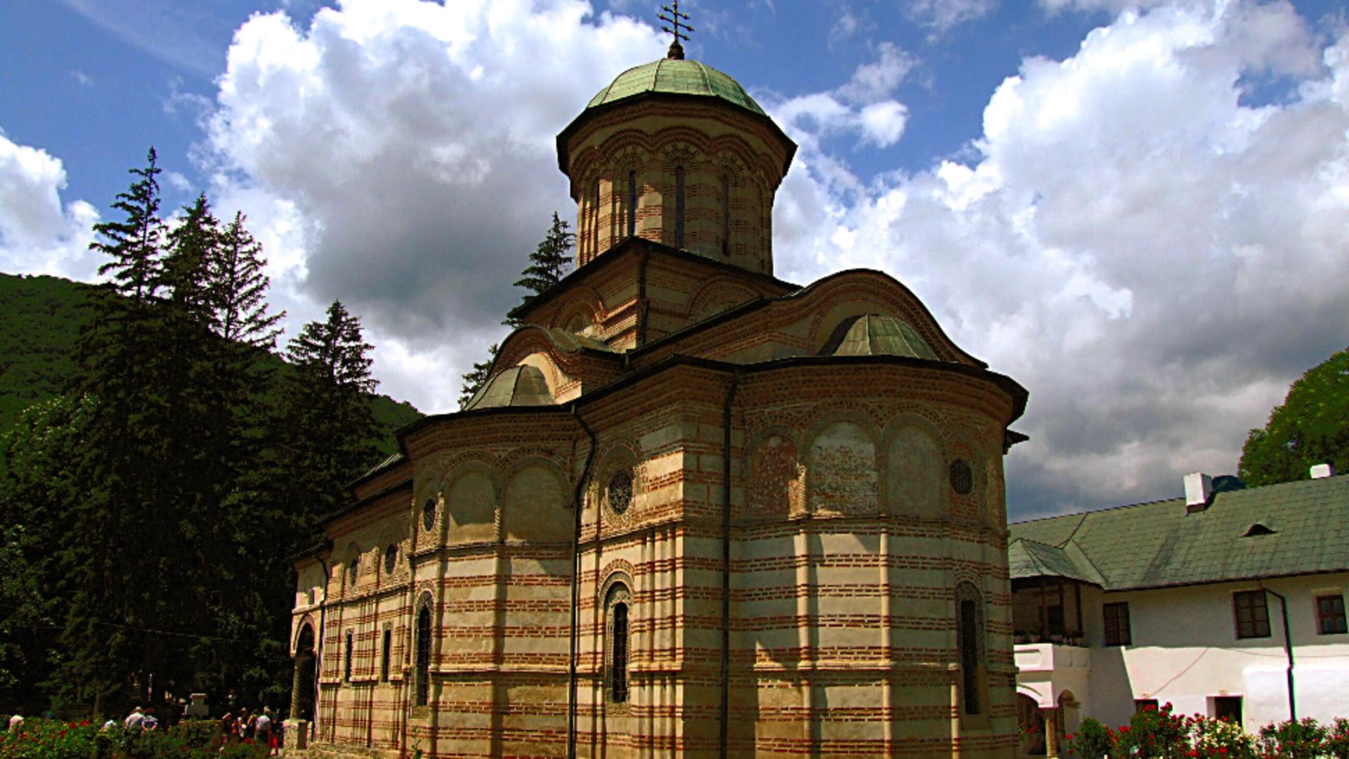 5 mănăstiri din Romania pe care merită să le vizitezi în mini-vacanța de 1 decembrie