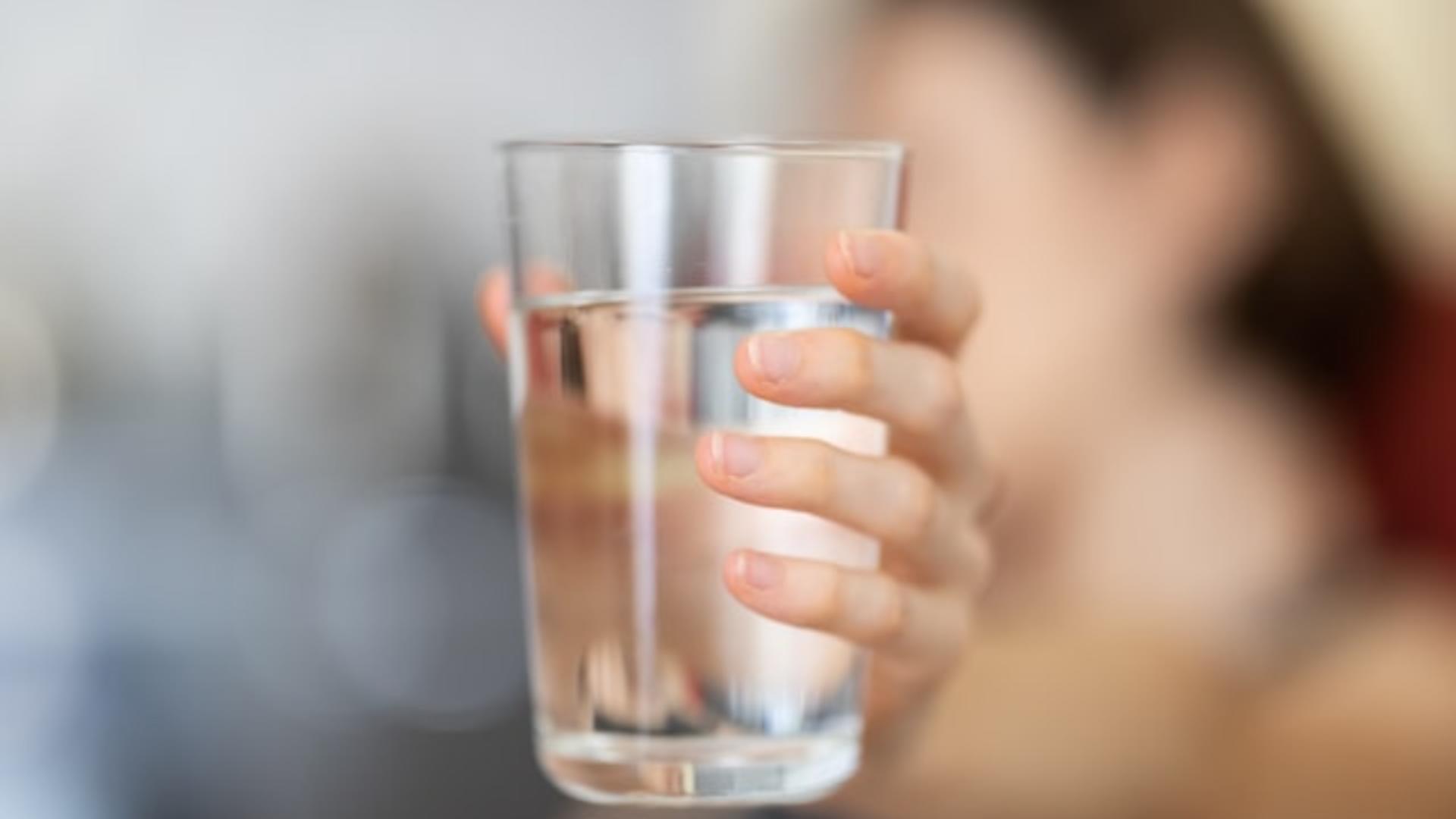 Cum te poți „păcăli” ca să bei mai multă apă dacă nu-ți place gustul ei - 2 trucuri te ajută să rămâi hidratat în fiecare zi