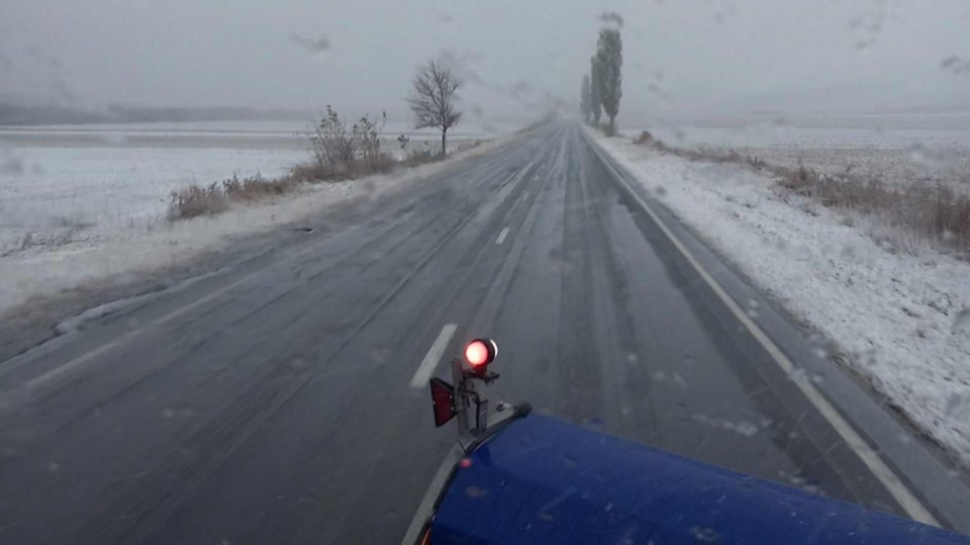Pe drumurile din Galați se circulă în condiții de iarnă
