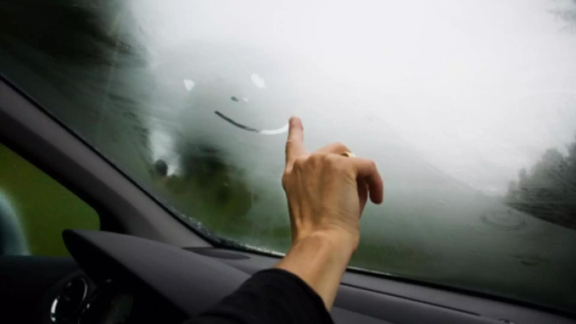 Cel mai simplu truc pentru dezaburirea geamurilor la mașină. Durează câteva secunde!