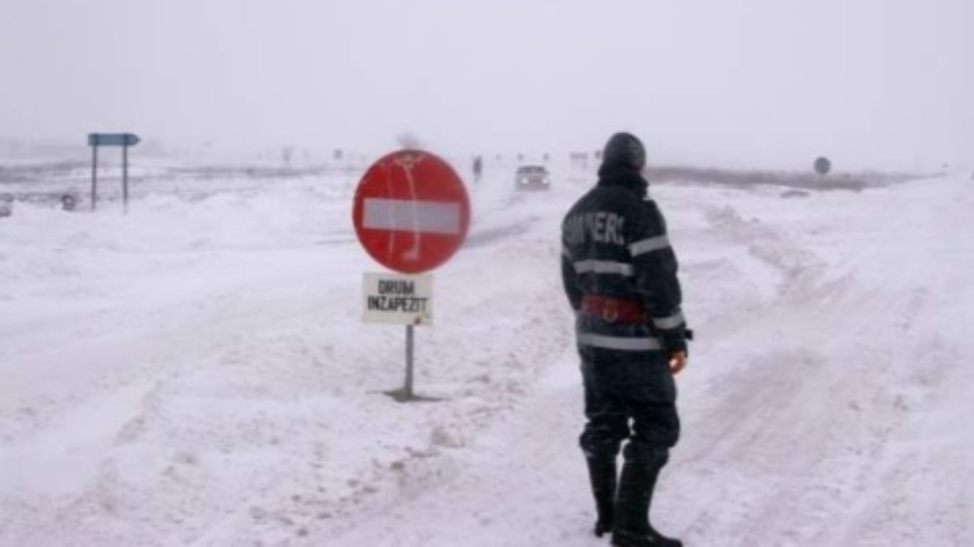 Viscol și ninsori abundente: multe șosele sunt blocate. Foto/Arhivă