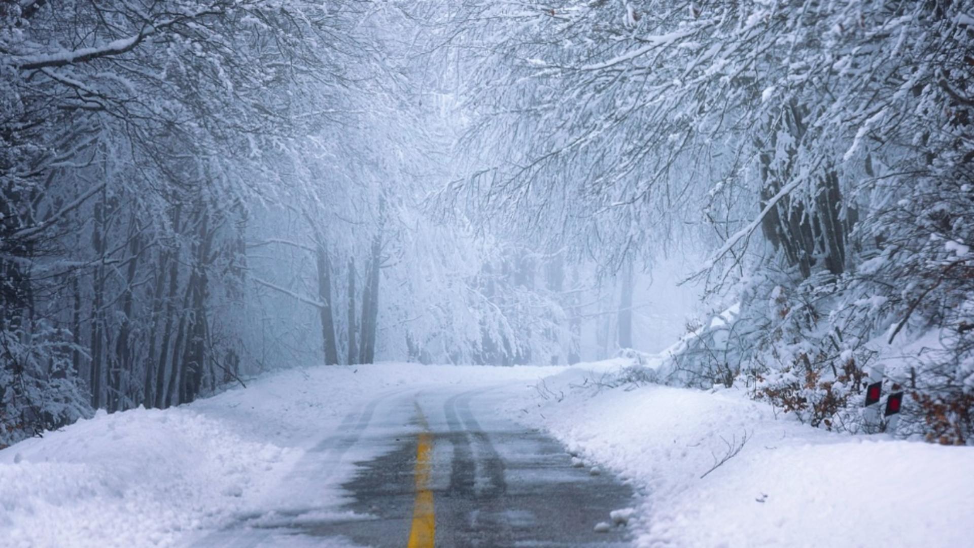 Se circulă în condiții de iarnă pe mai multe drumuri din România – Anunțul INFOTRAFIC
