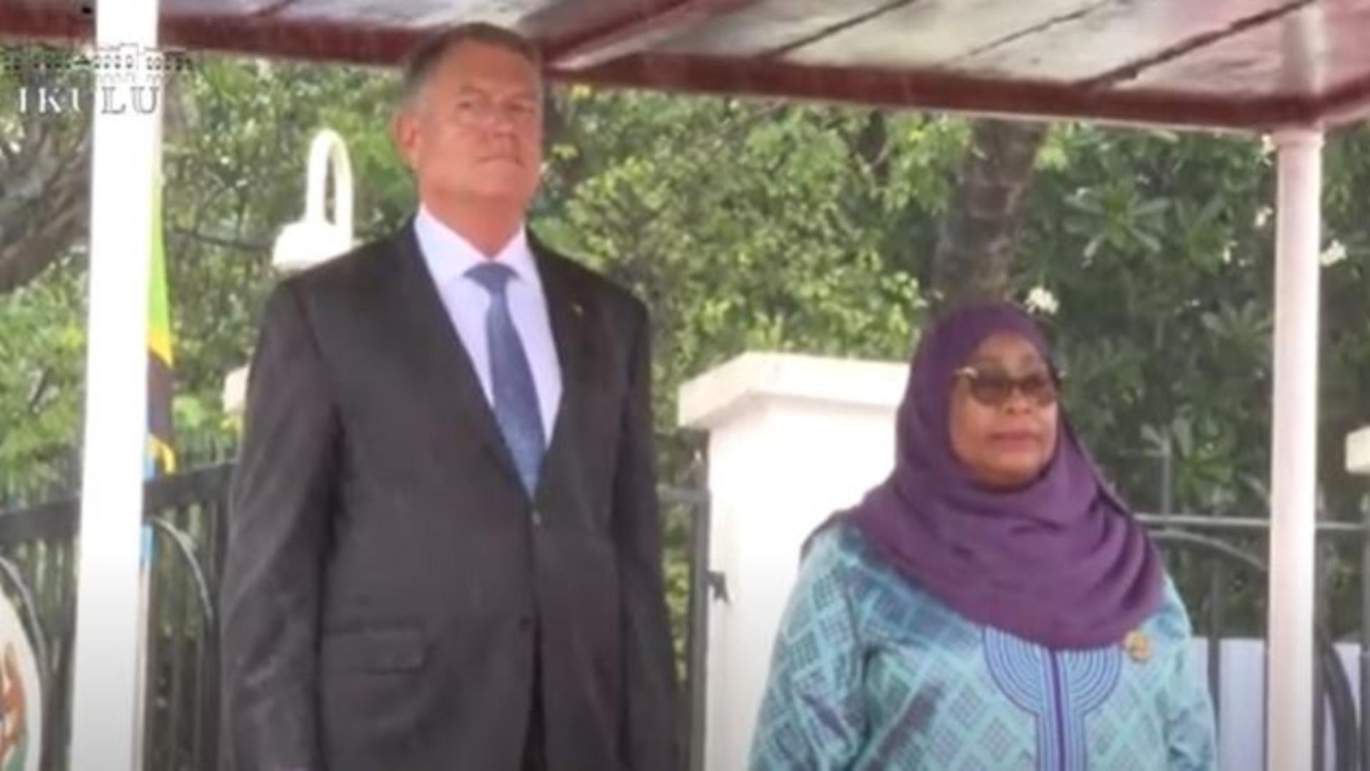 Președintele Klaus Iohannis a fost primit în Tanzania – Imnul României, intonat din nou fals de fanfară – VIDEO