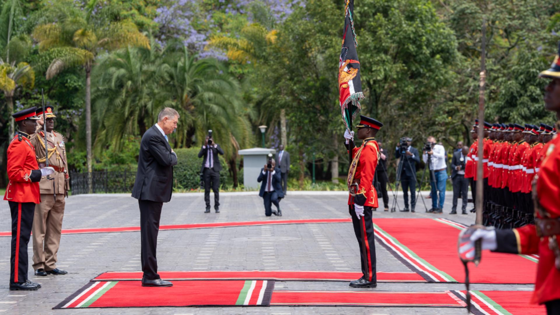 Klaus Iohannis, întâmpinat de garda prezidențială din Kenya. Foto/Președinția României