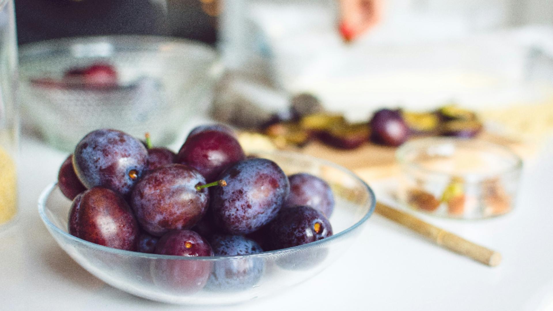 Rețeta de prăjitură cu prune şi aluat sfărâmicios – Descoperă gustul copilăriei în fiecare mușcătură!