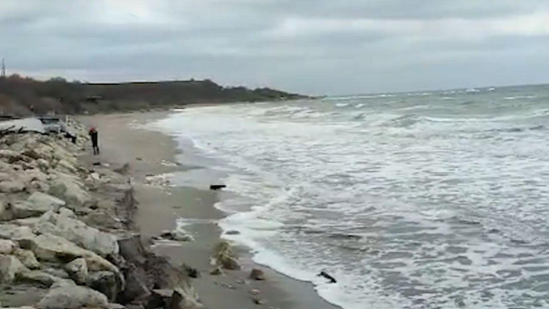 Fenomen straniu pe litoralul românesc, după furtunile din ultimele zile: Marea s-a retras foarte mult