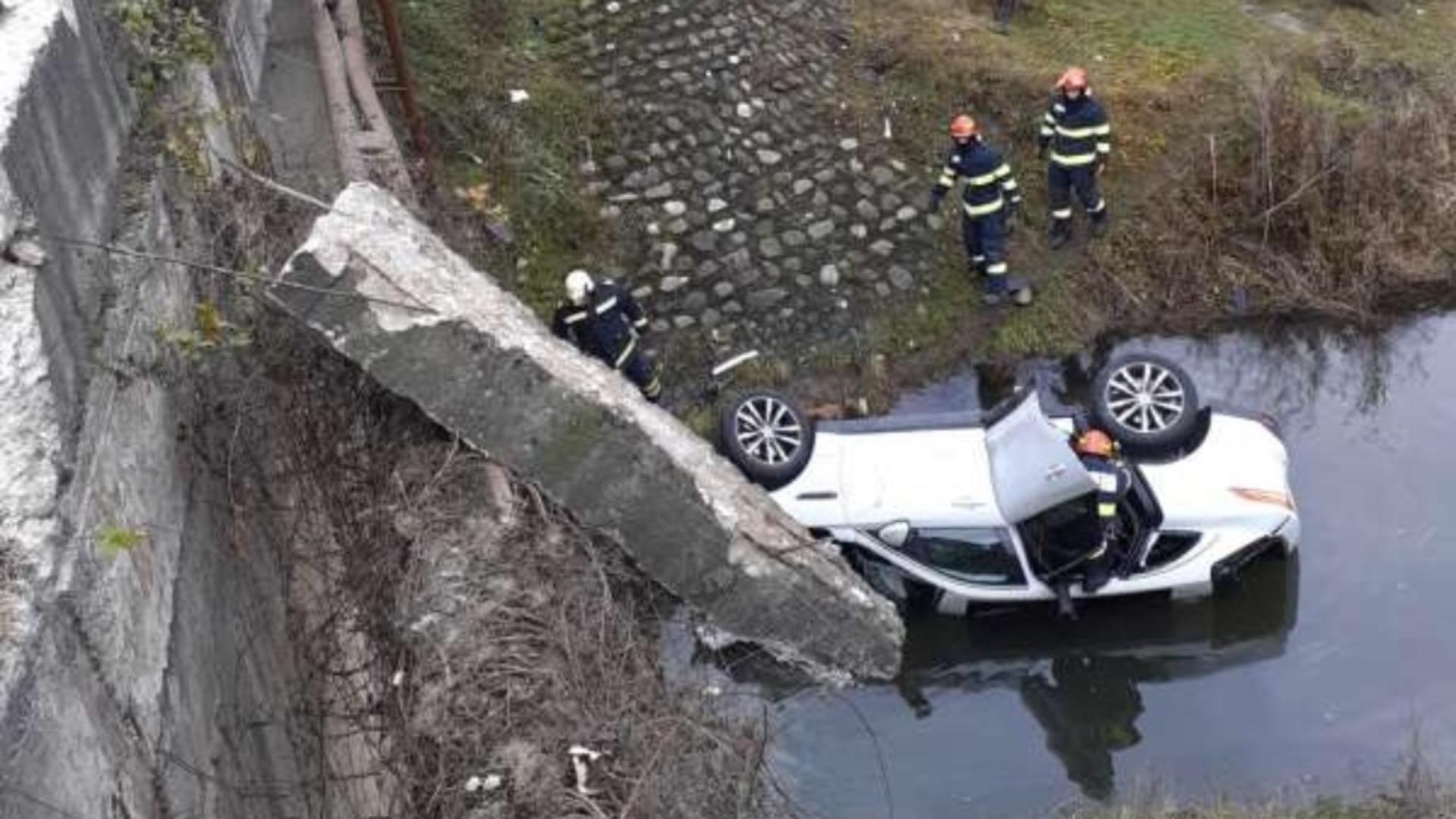 Autoturism căzut în balta Proieni. Foto: ISU Vâlcea