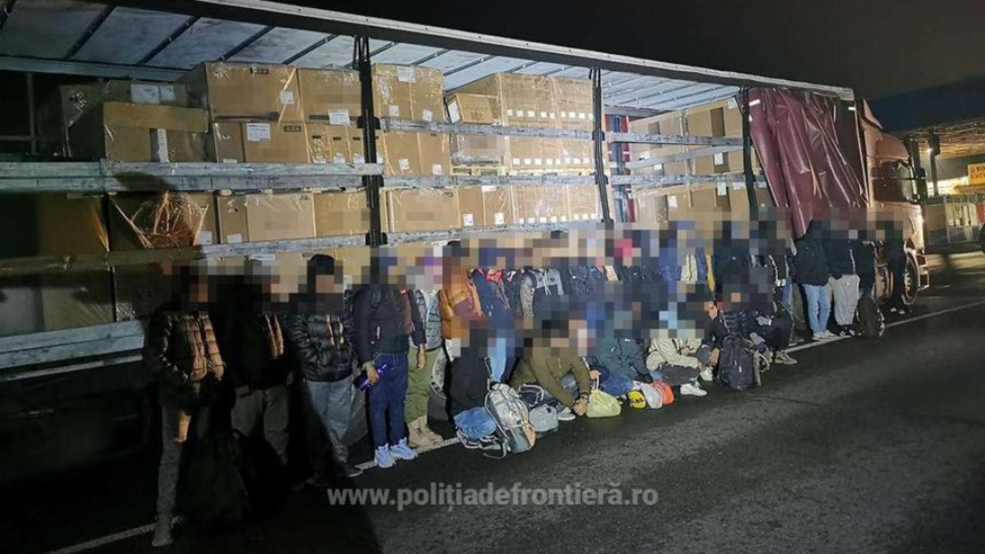 Aproape 60 de migranți voiau să iasă din România spre Europa de Vest ascunși în TIR-uri