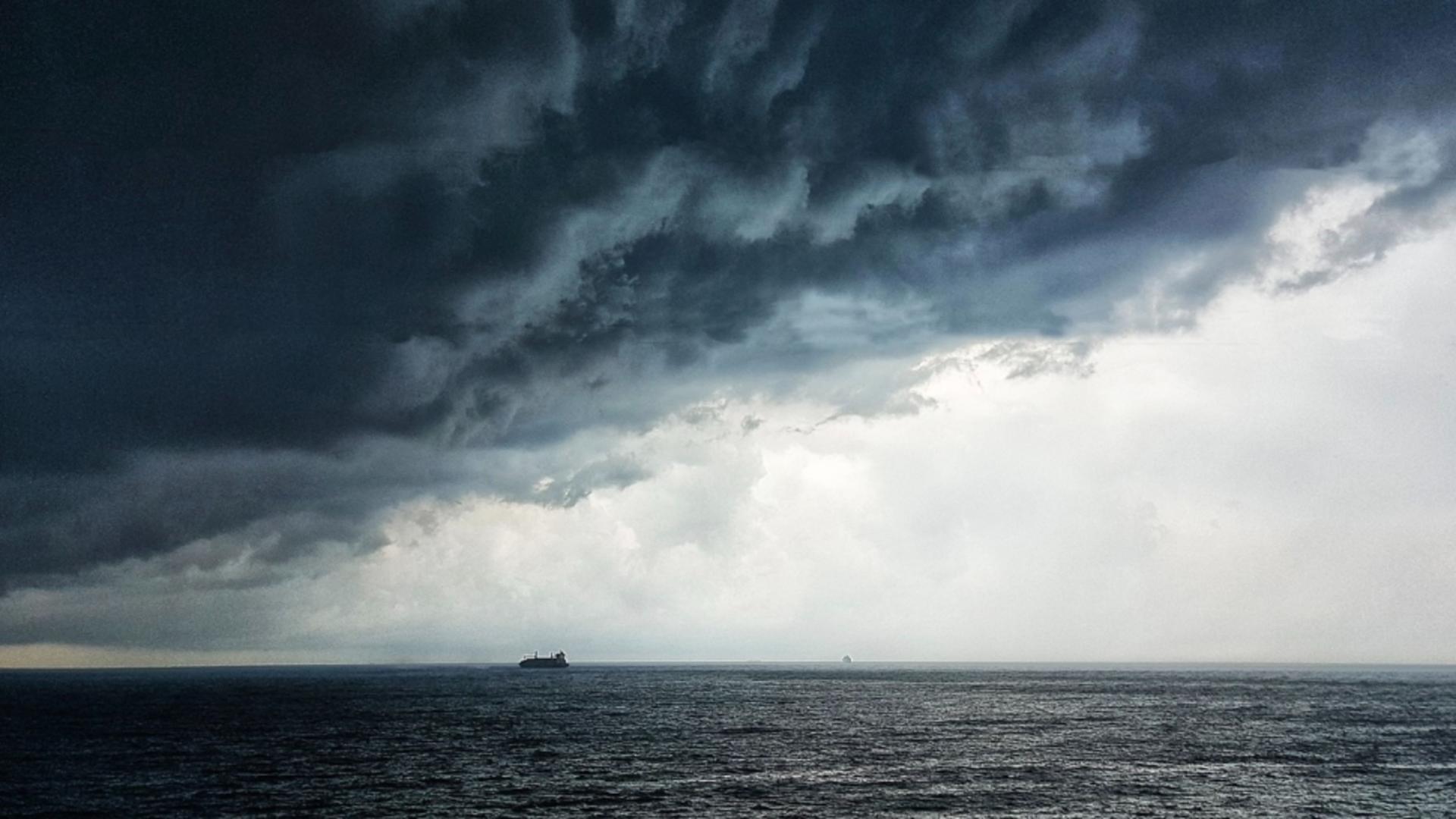 Navă turcească, scufundată în Marea Neagră, din cauza furtunii. La bord se aflau 12 marinari