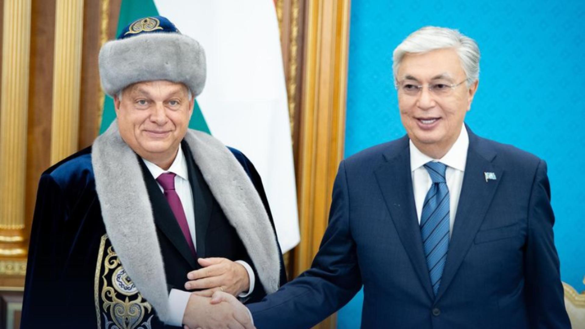 Viktor Orban, comparat cu Nicolae Ceaușescu după ce s-a îmbrăcat cu un palton îmblănit și căciulă pe cap
