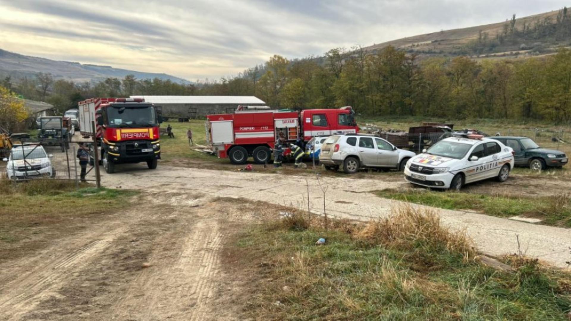 3 persoane au murit prinse sub dărămături, după ce planșeul unei ferme agricole s-a dărâmat