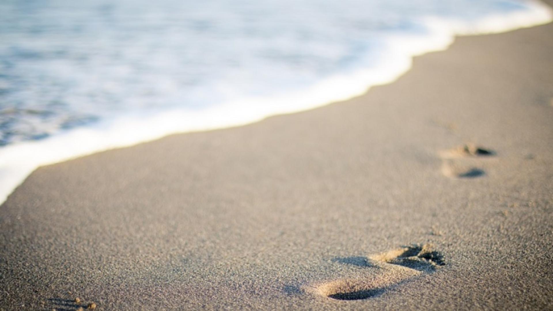 Pachet cu o substanță albă, găsit pe o plajă din Constanța: înăuntru ar putea fi droguri
