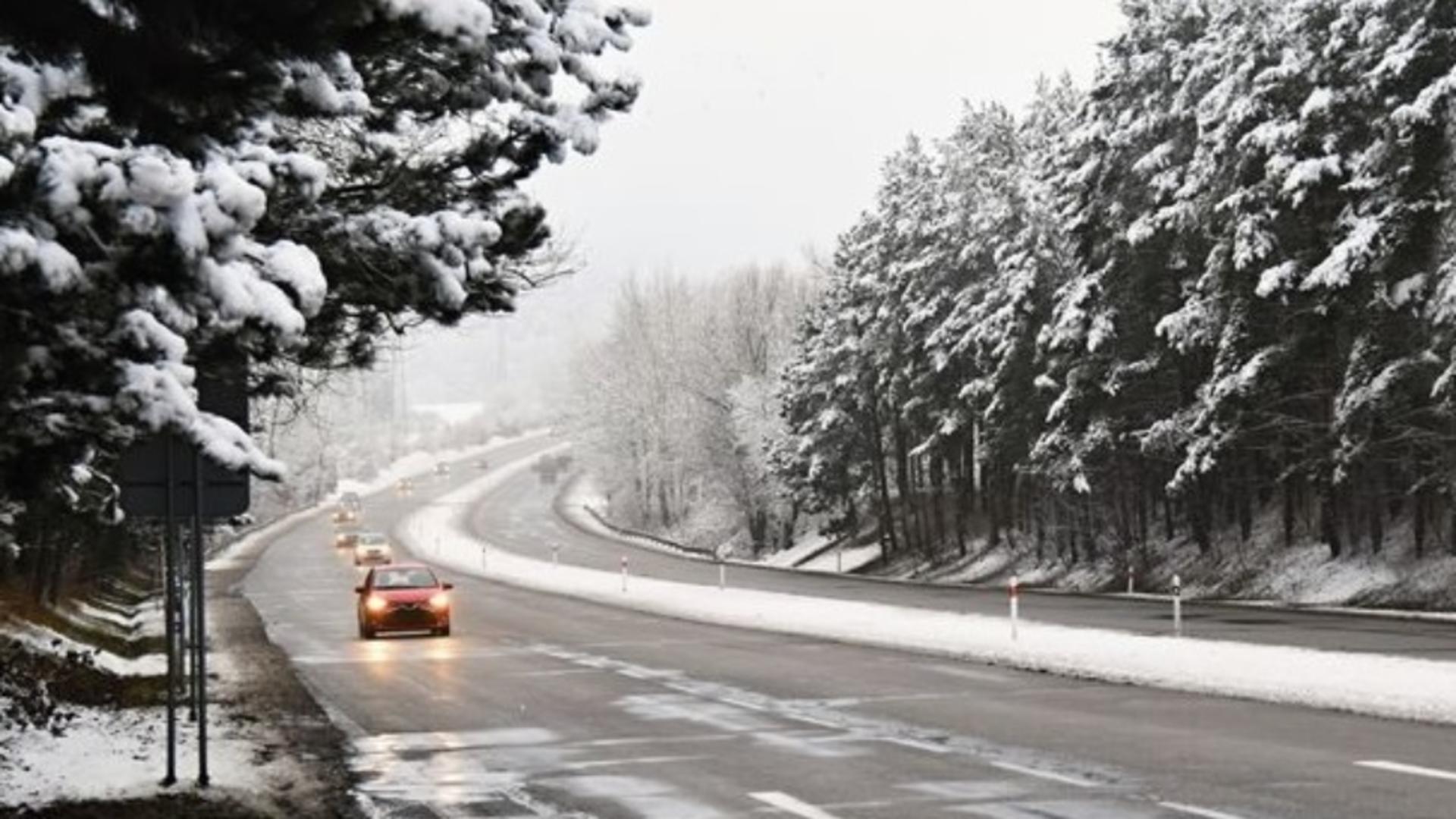 Ceață și ninsori în unele zone montane – Porturi închise – Cum se circulă pe șoselele din România