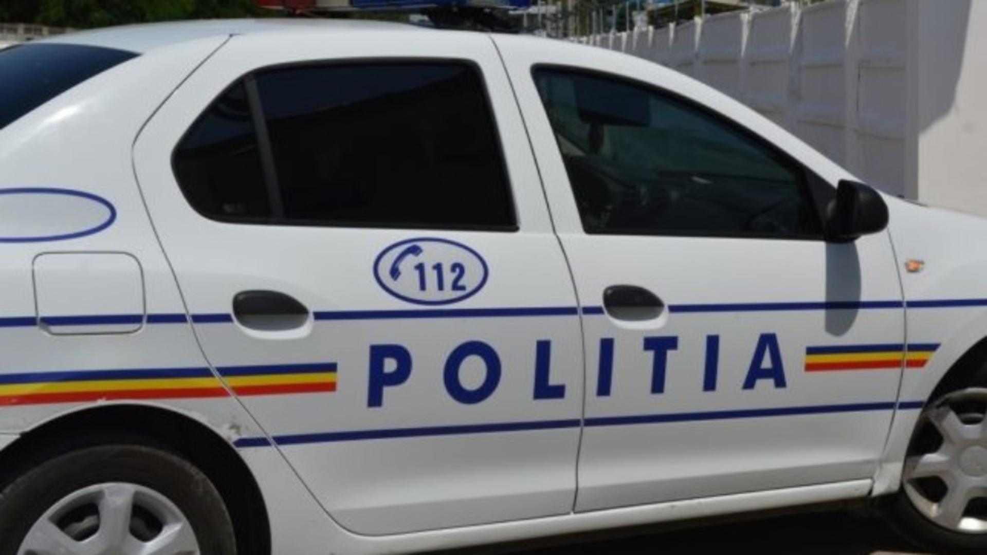 Mașina poliției, folosită pe post de taxi: adolescentă de 15 ani, condusă acasă de agenți după întâlnirea cu iubitul 
