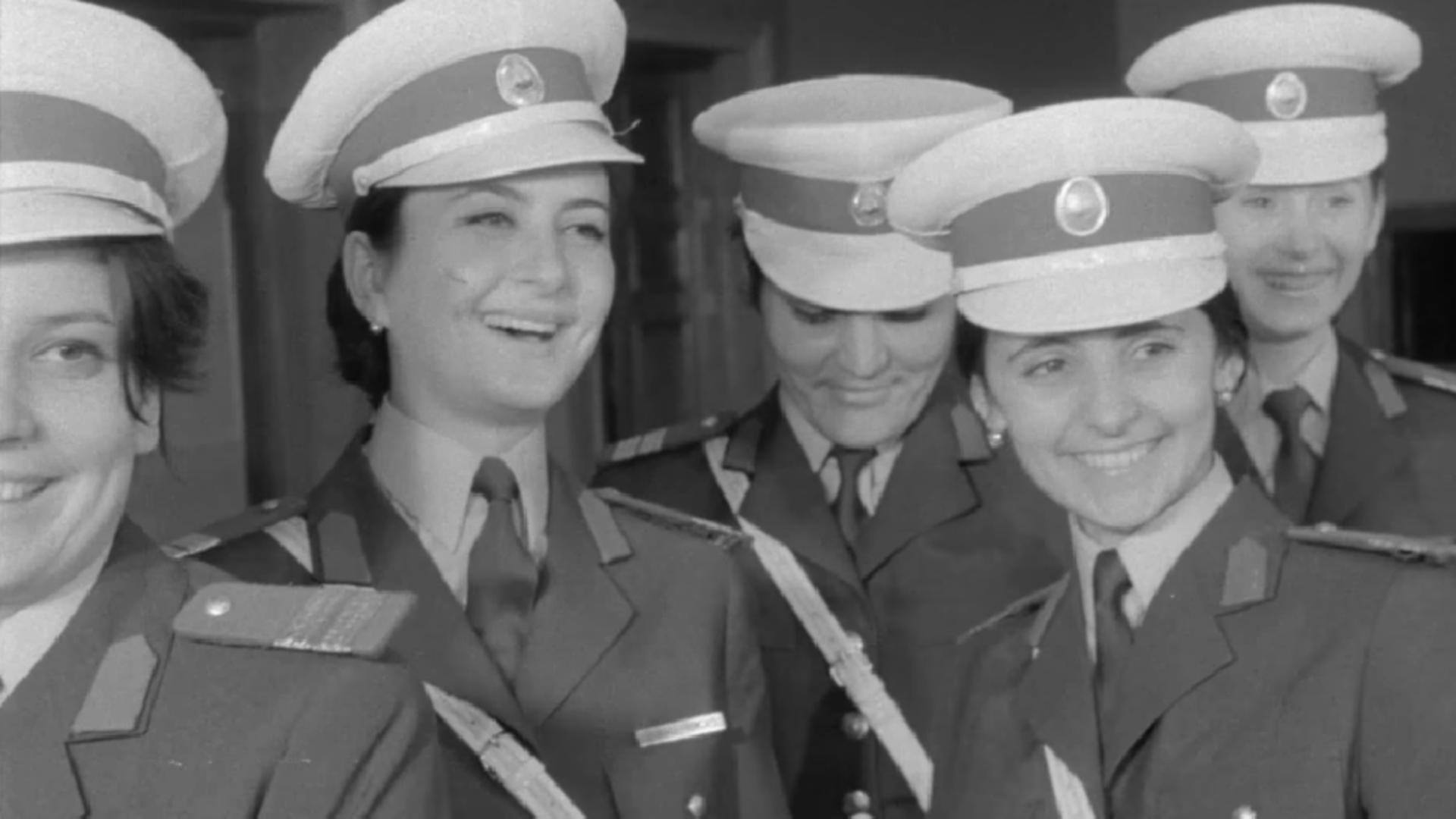 Agentă de miliție în traficul bucureștean - 1972 (captură Cineclic)