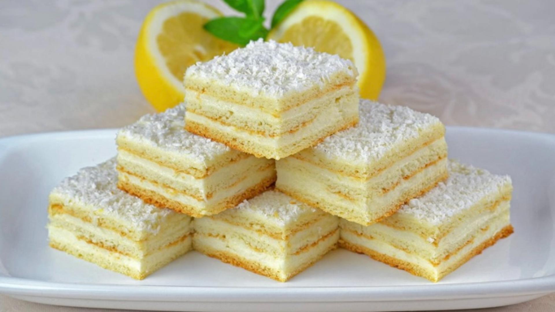 Prăjitură Albă ca Zăpada cu cremă de lămâie, desertul preferat al bunicii: ingredientul care frăgezește foile