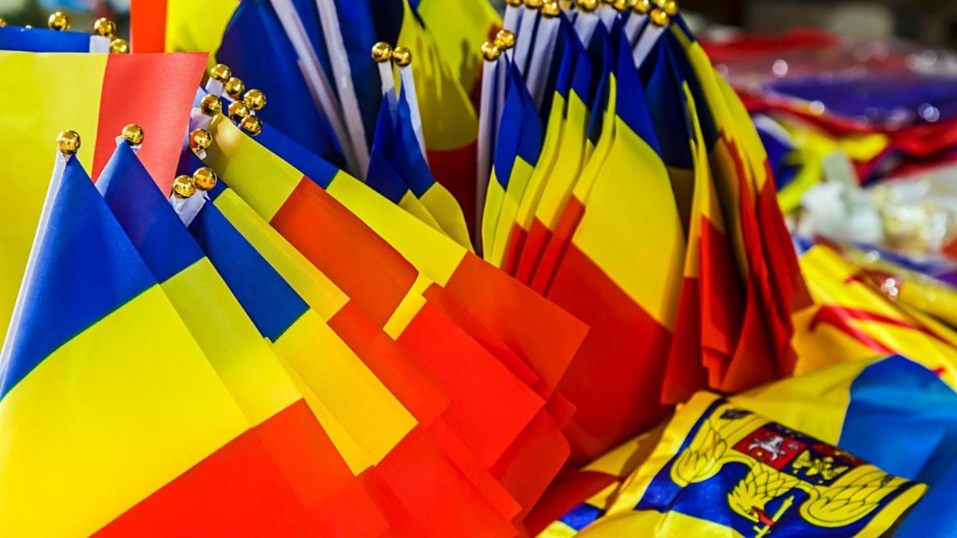 Amenzi usturătoare pentru cei care adaugă inscripţii şi simboluri ilegale pe drapelul României. Foto: Profimedia