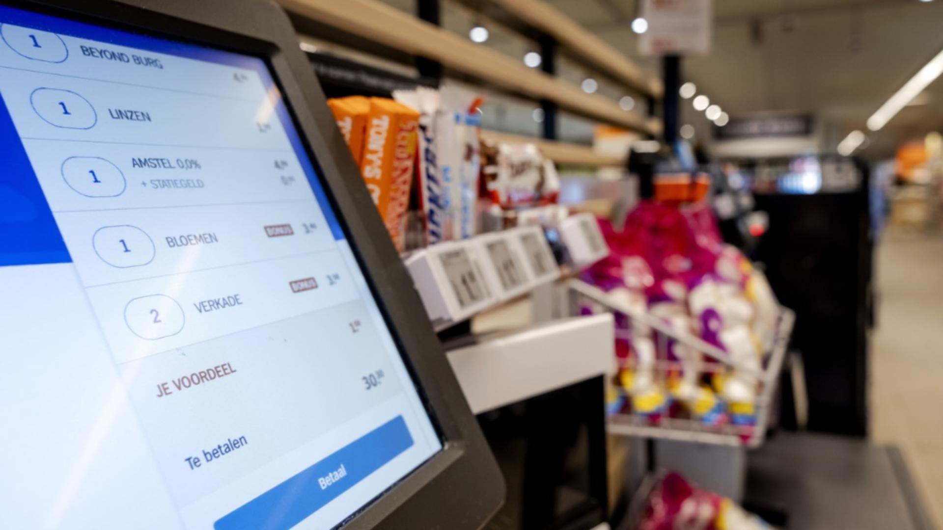 Un lanț de supermarketuri reangajează casierii și elimină casele automate. Cum s-a făcut de râs inteligența electronică?
