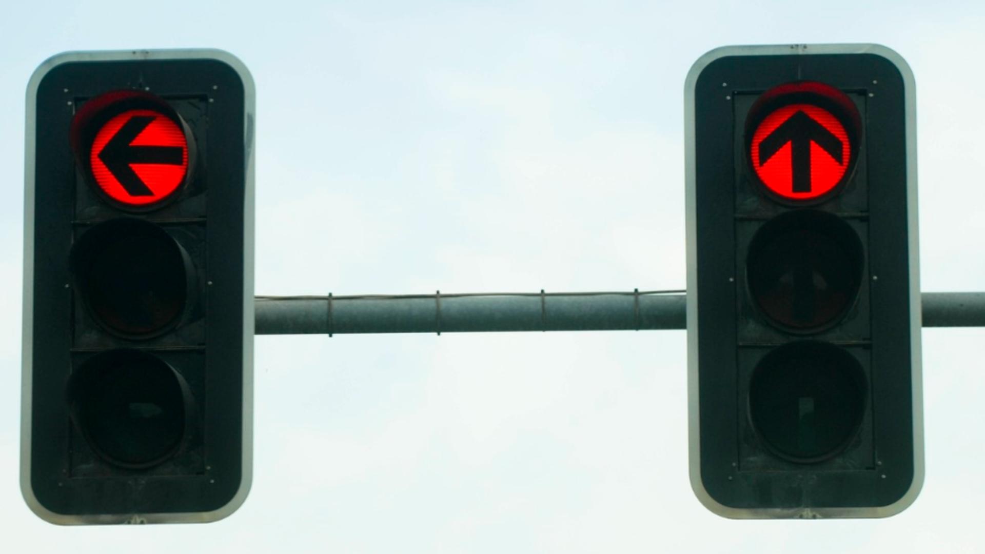 Când este permis să treci pe roșu la semafor, conform legii rutiere. Foto: Profimedia