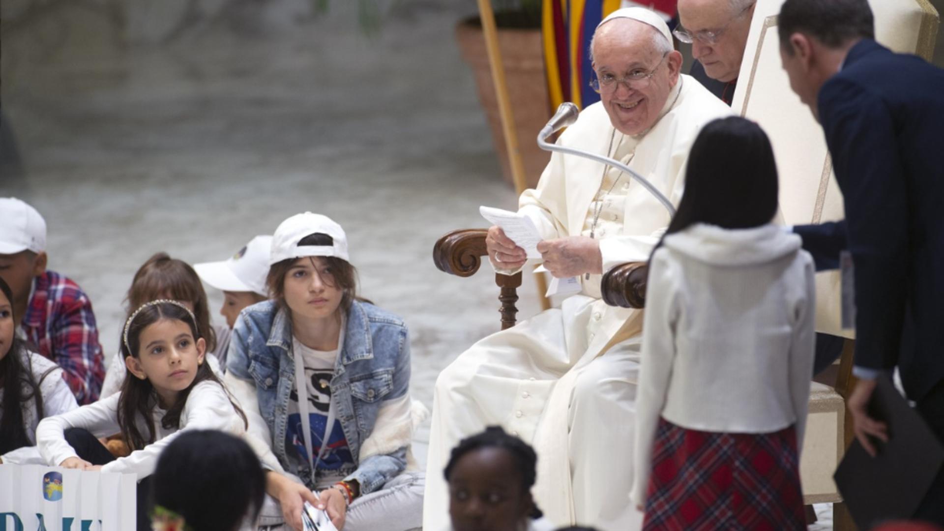 Papa Francisc, sfat pentru copii: Beţi un pahar cu apă când sunteţi nervoşi. Uneori mă enervez și eu, dar nu muşc!