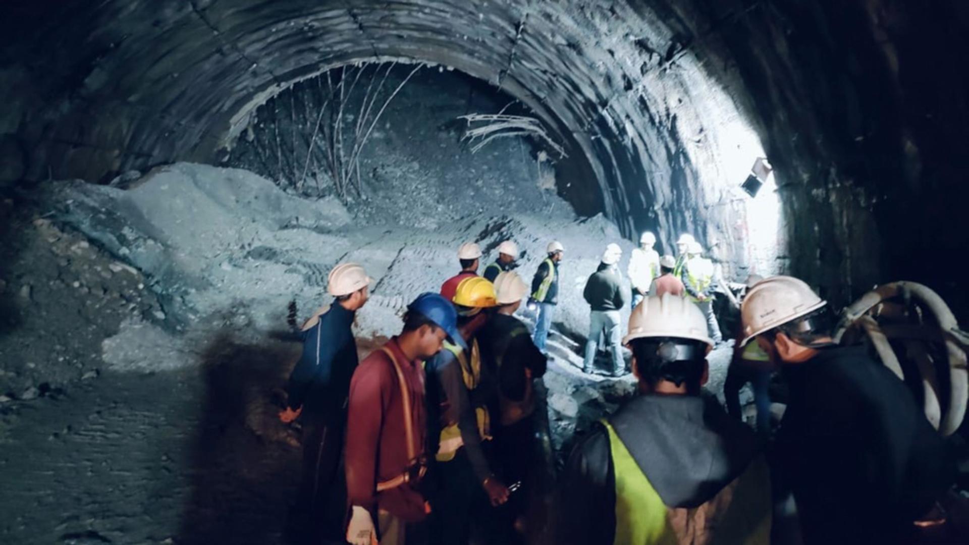 India, la un pas de o tragedie uriașă! Aproximativ 40 de muncitori sunt blocați în urma surpării tunelului rutier pe care îl construiau