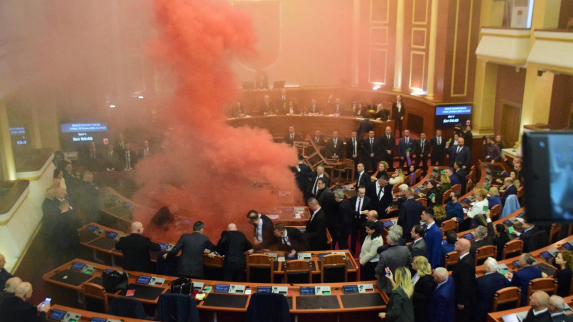 Scene incredibile: FOC în Parlamentul de la Tirana, după ce Opoziția a apris fumigene. Scandal uriaș pentru buget - FOTO