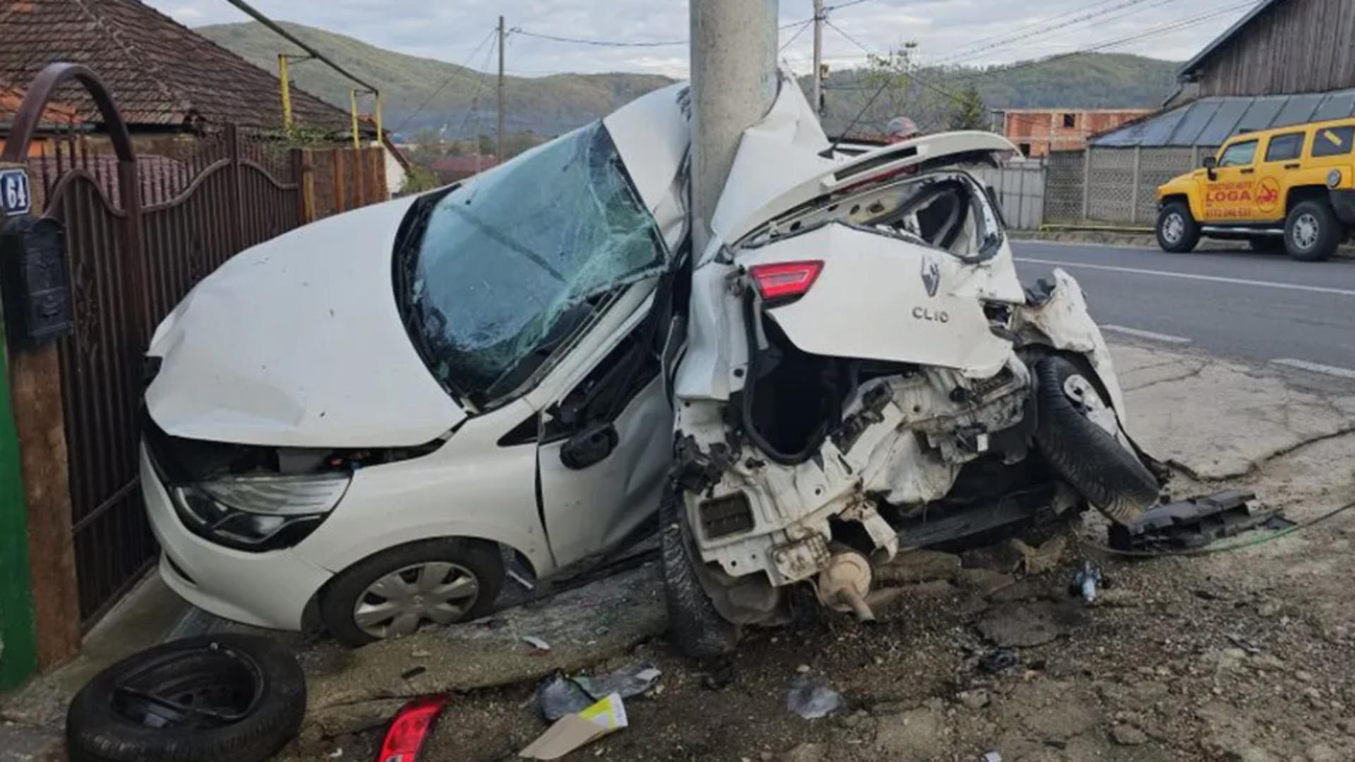 Accident șocant, în jud. Caraș-Severin: mașină încolăcită pe stâlp, după ce a fost lovită de un șofer începător cu BMW – FOTO