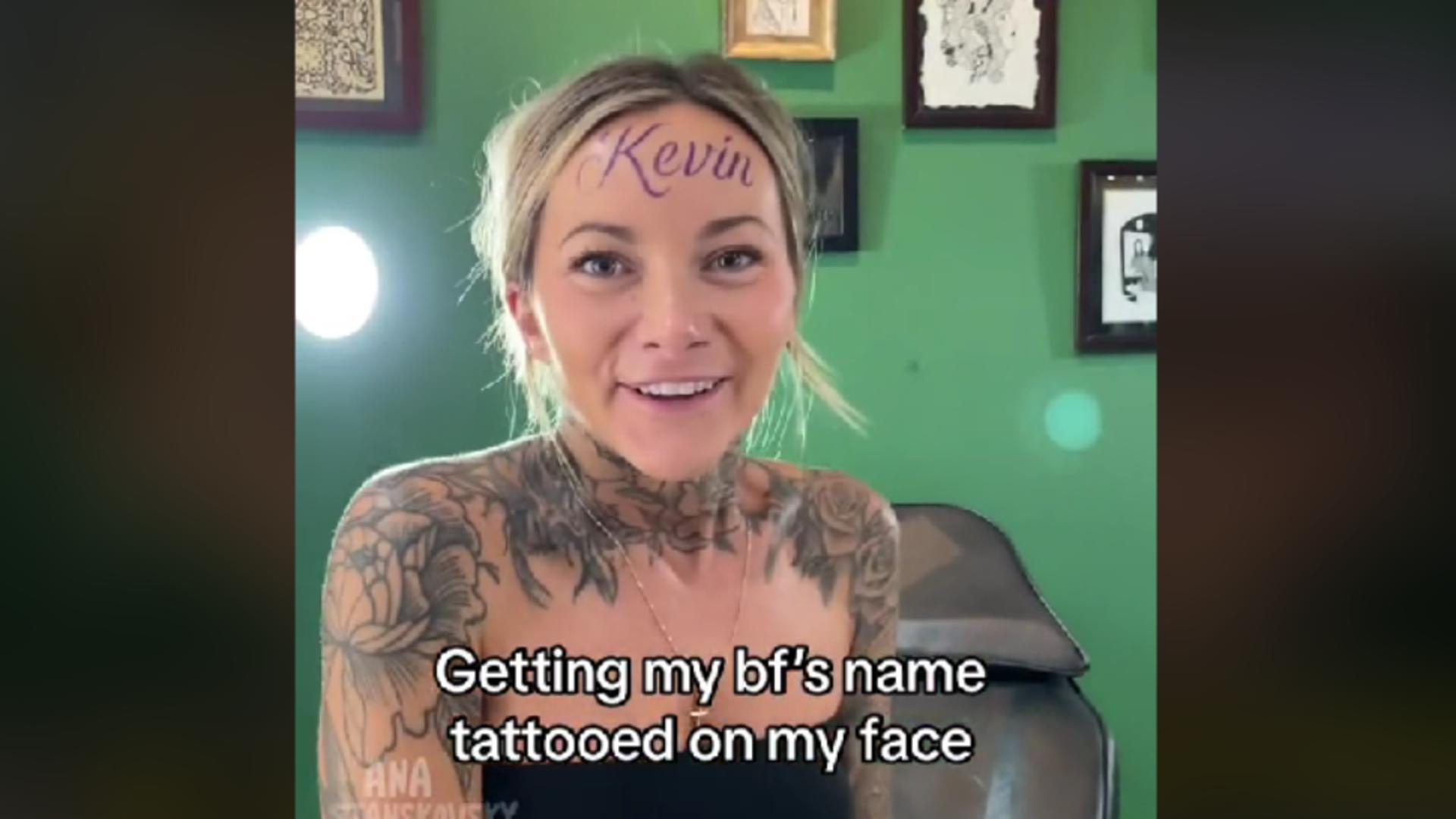 O femeie și-a tatuat numele iubitului pe frunte. Foto: TikTok