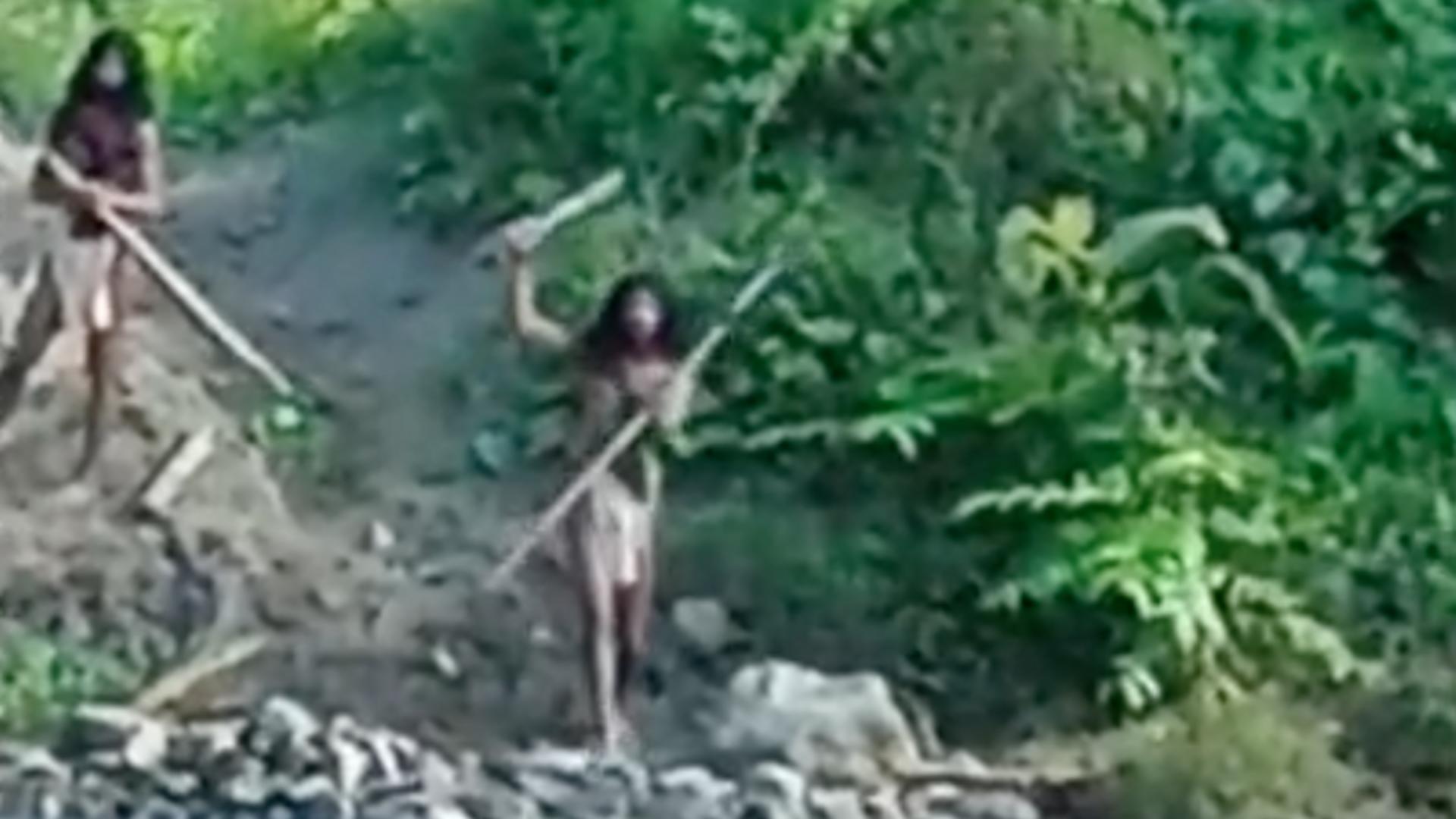 Momentul în care un trib uitat din Indonezia se ia la bătaie cu un buldozer venit să sape într-o mină de nichel