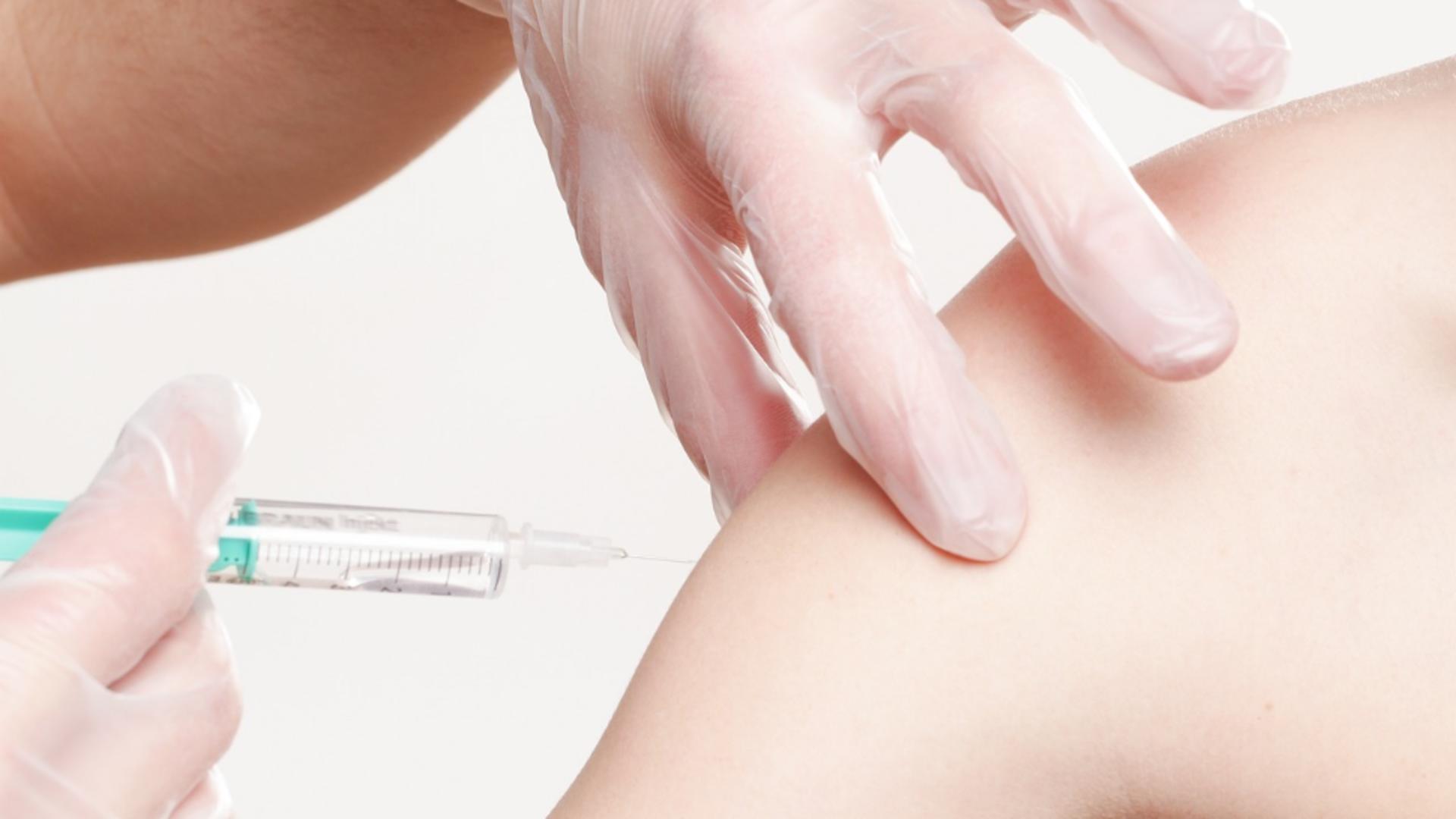 Un sfert dintre americani cunosc pe cineva care a murit din cauza vaccinului anti COVID-19
