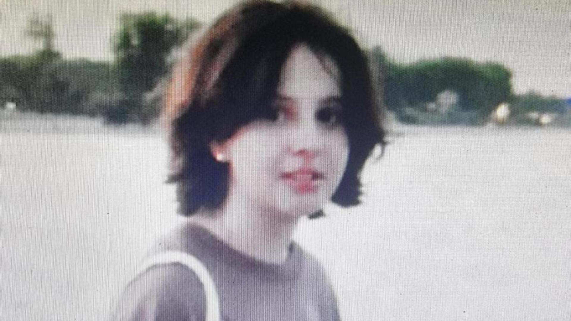 O fată de 13 ani din Bucureşti este căutată de poliţişti, după ce a plecat şi nu a mai revenit