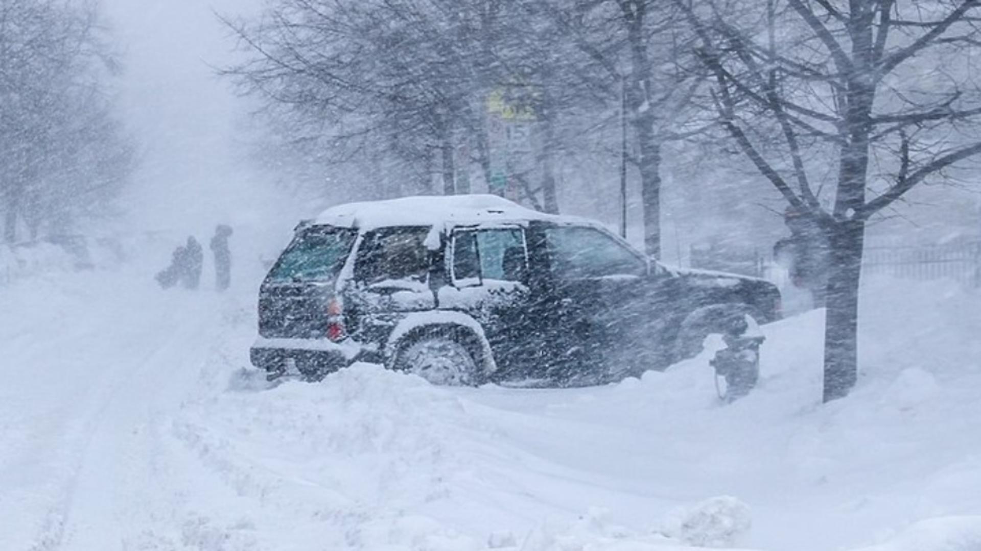 O familie cu 4 copii a rămas blocată cu mașina în zăpadă în Alba – Jandarmii au intervenit cu dificultate