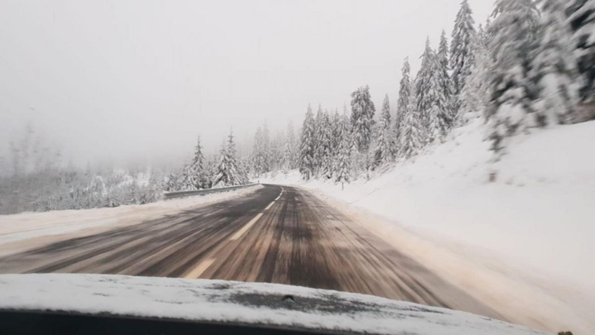 Zapădă de câțiva metri pe șoselele de la munte. Drumarii intervin cu utilaje și cer șoferilor să evite zonele VIDEO