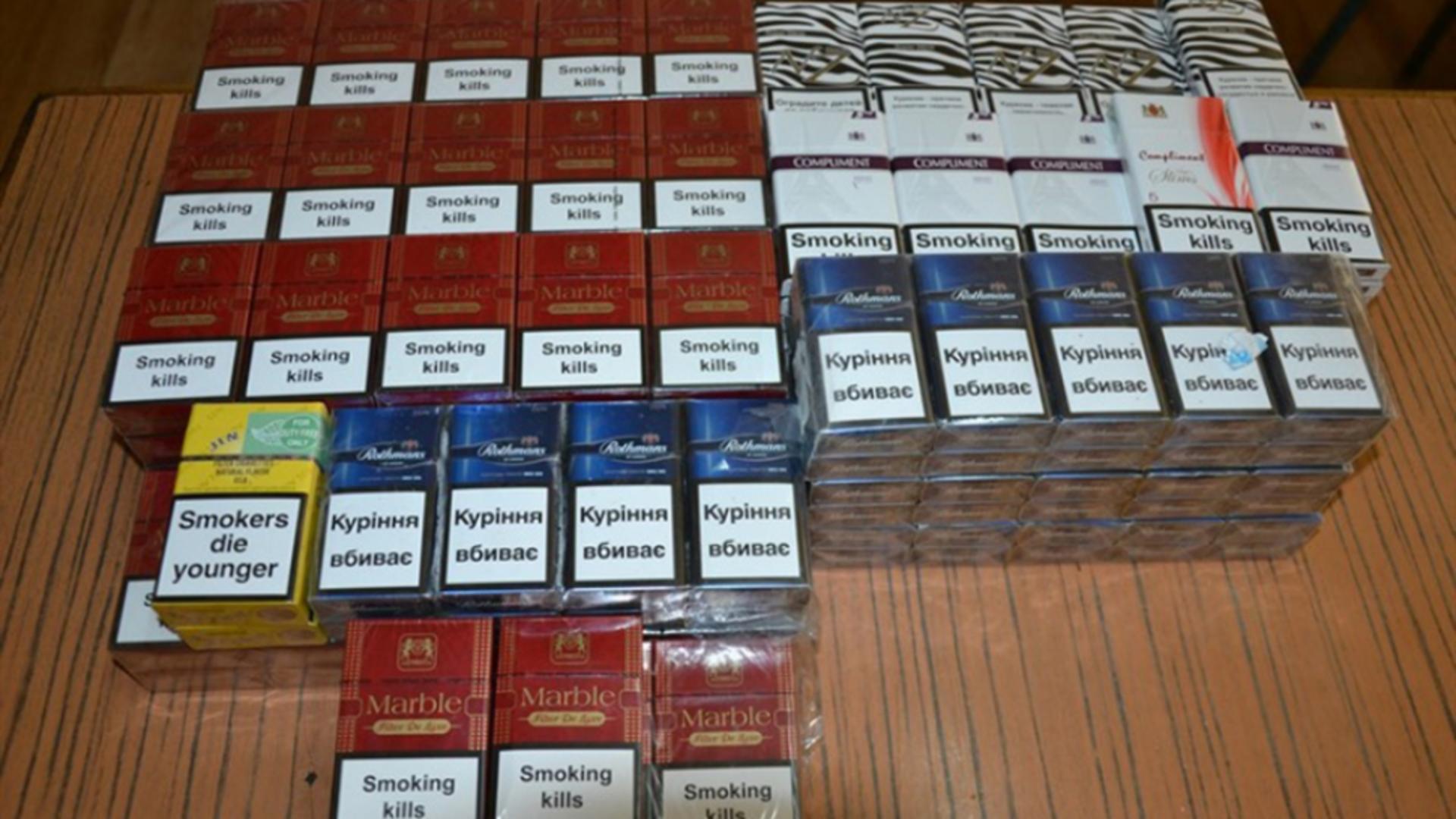 Un contrabandist a reușit să îndese sute de pachete de țigări în motorul mașinii. Foto: viata-libera.ro