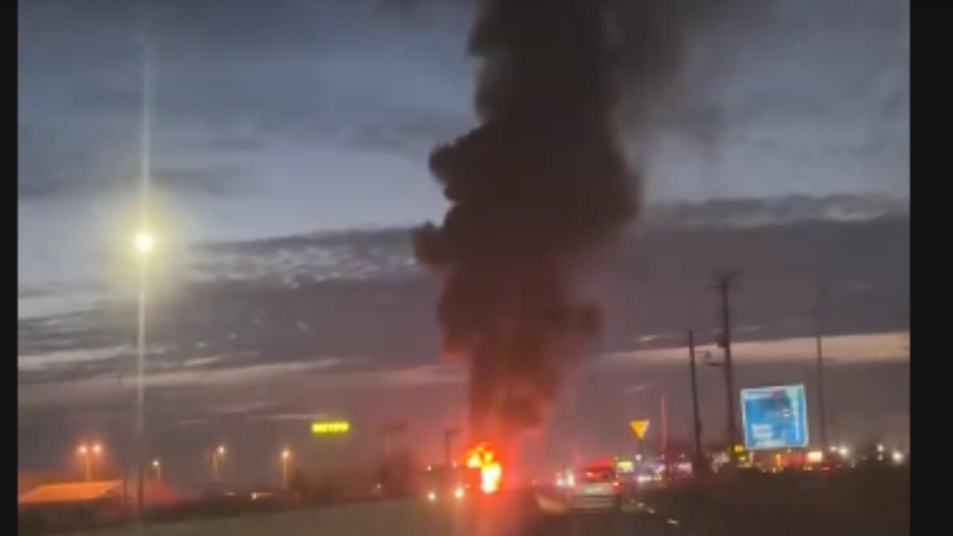 Autocamion încărcat cu mașini, în flăcări pe DN1! Focul s-a extins la 4 din cele 6 autovehicule transportate – VIDEO