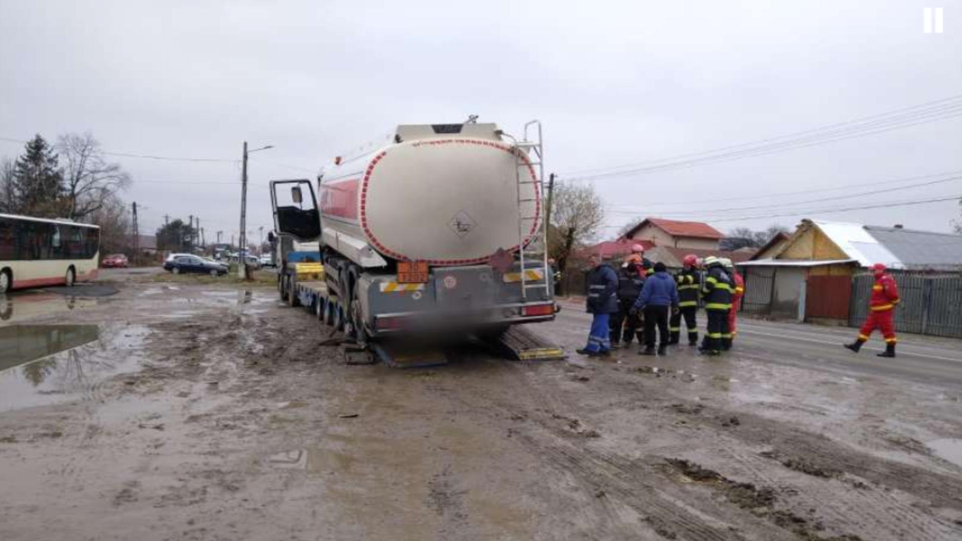 O cisternă cu motorină, în pericol să cadă de pe un trailer pe DN1A – Trafic restricționat pe ambele sensuri de mers
