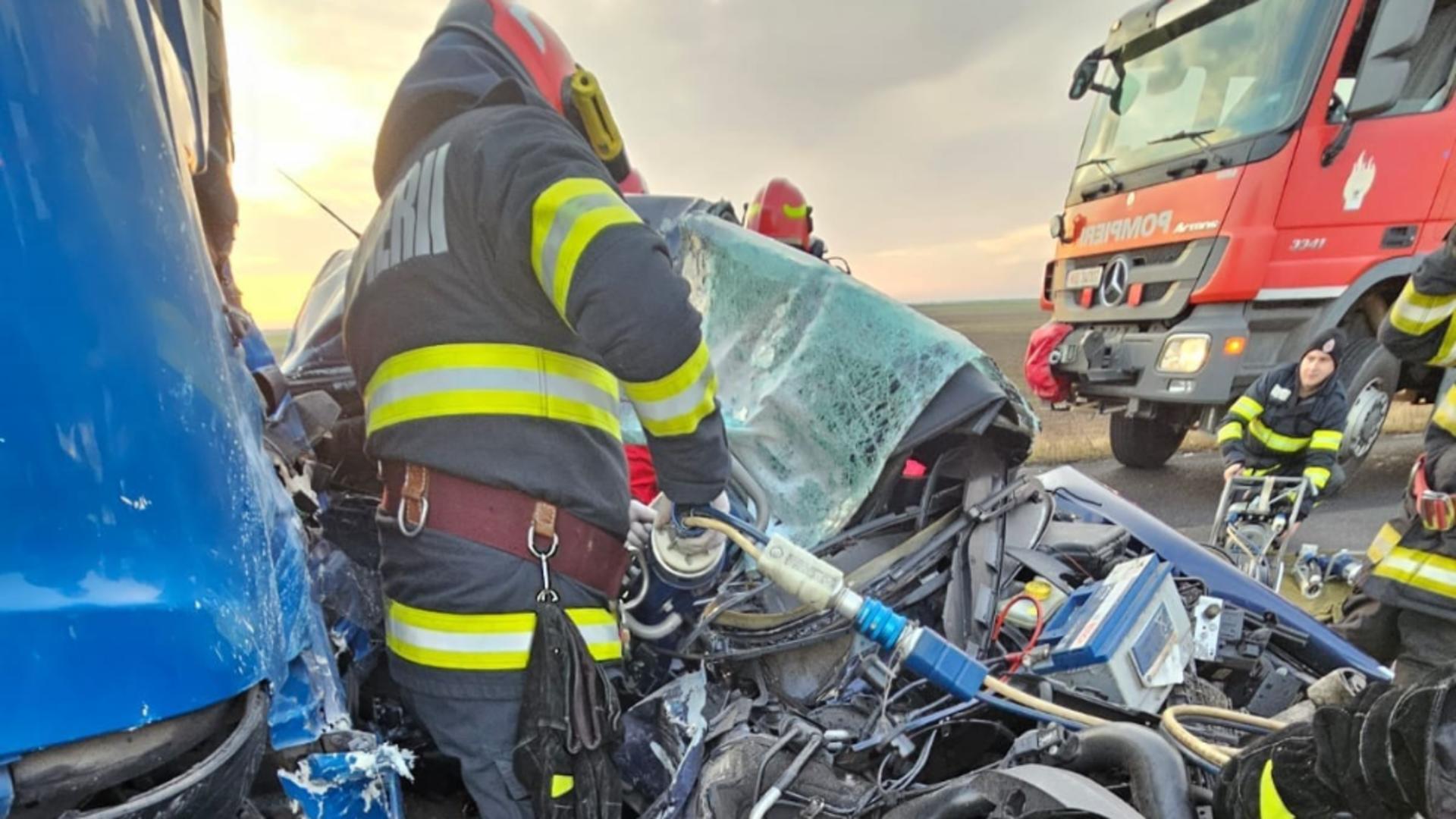 Accident mortal în Mehedinți: 2 persoane decedate în coliziunea unei mașini cu un camion – Pompierii, intervenție dificlă – FOTO