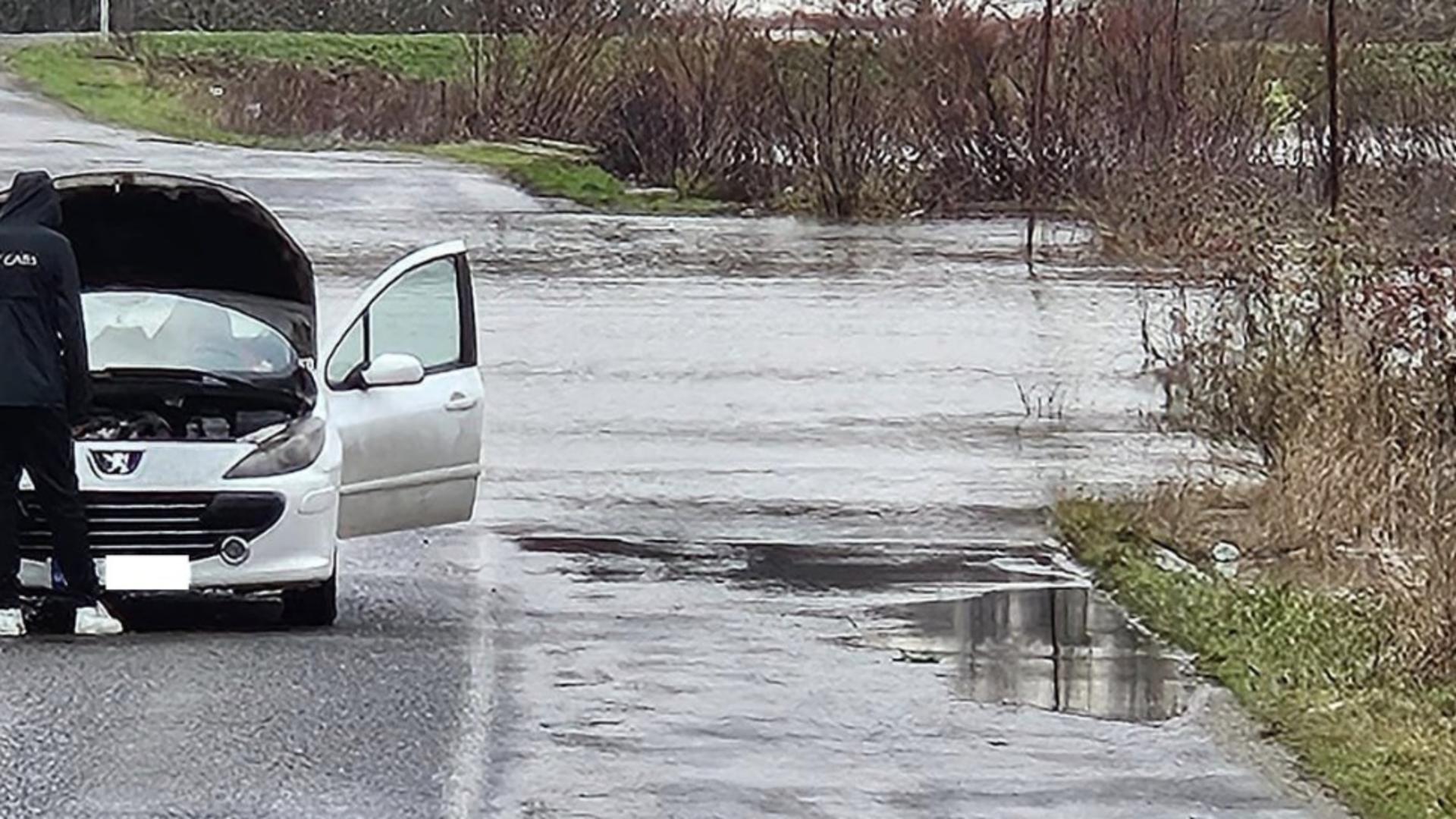 Inundațiile fac ravagii în județul Satu Mare - DJ K 109, închis circulației, la Barajul Călinești-Oaș e aproape cod roșu de inundații