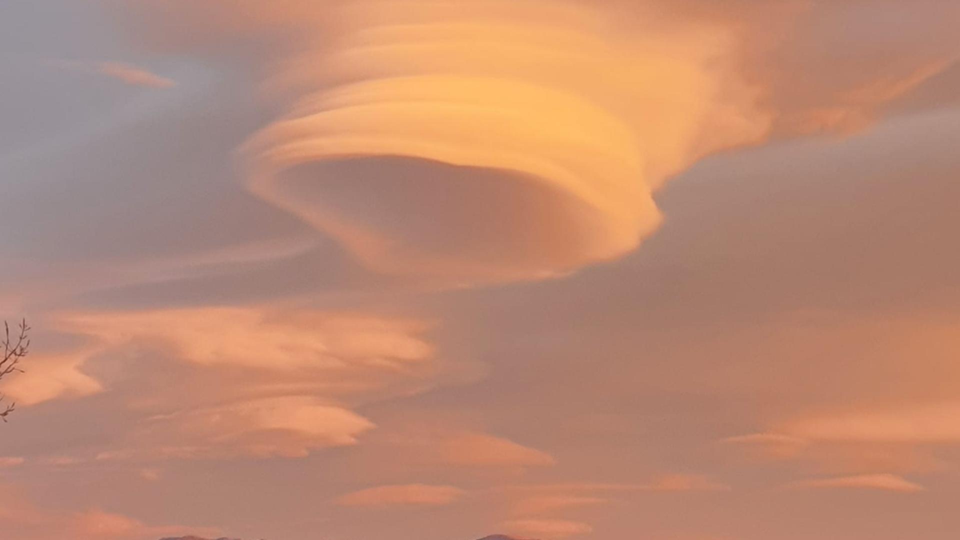 Fenomen spectaculos pe cerul României! “Nori OZN”, observați în Câmpulung – FOTO