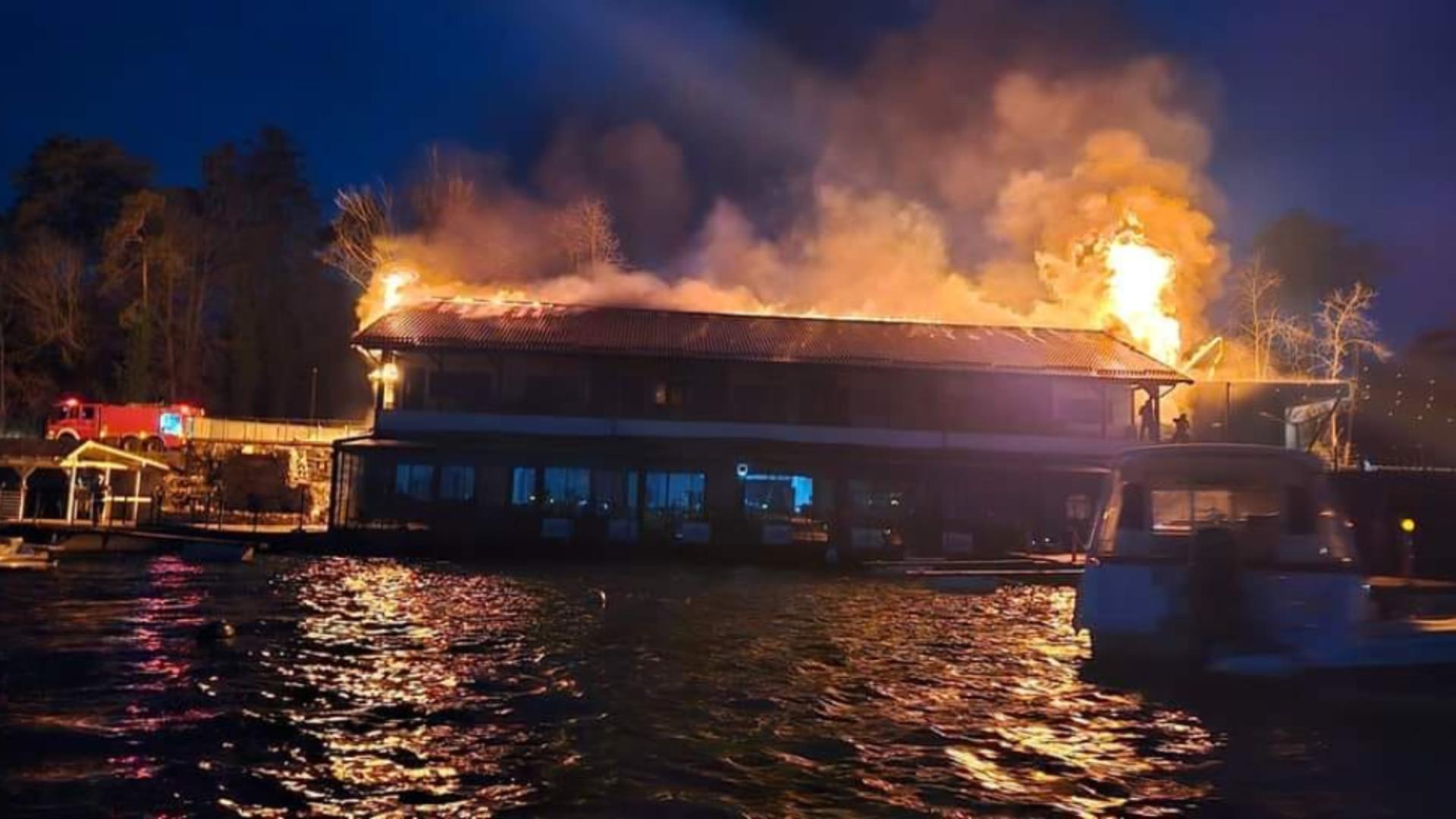 Incendiu la Taverna Racilor din Snagov: focul se manifestă violent pe o suprafață de 500 mp – Pericol de propagare spre pădure