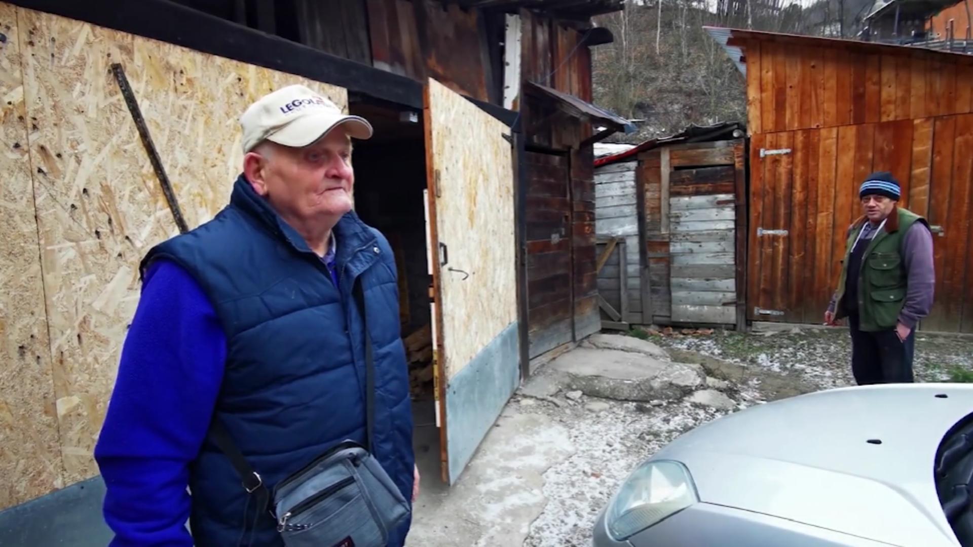 Ultimii locuitori ai unui oraș-fantomă îndură frigul în containere. Cum își bate joc statul român de oamenii rămași fără case
