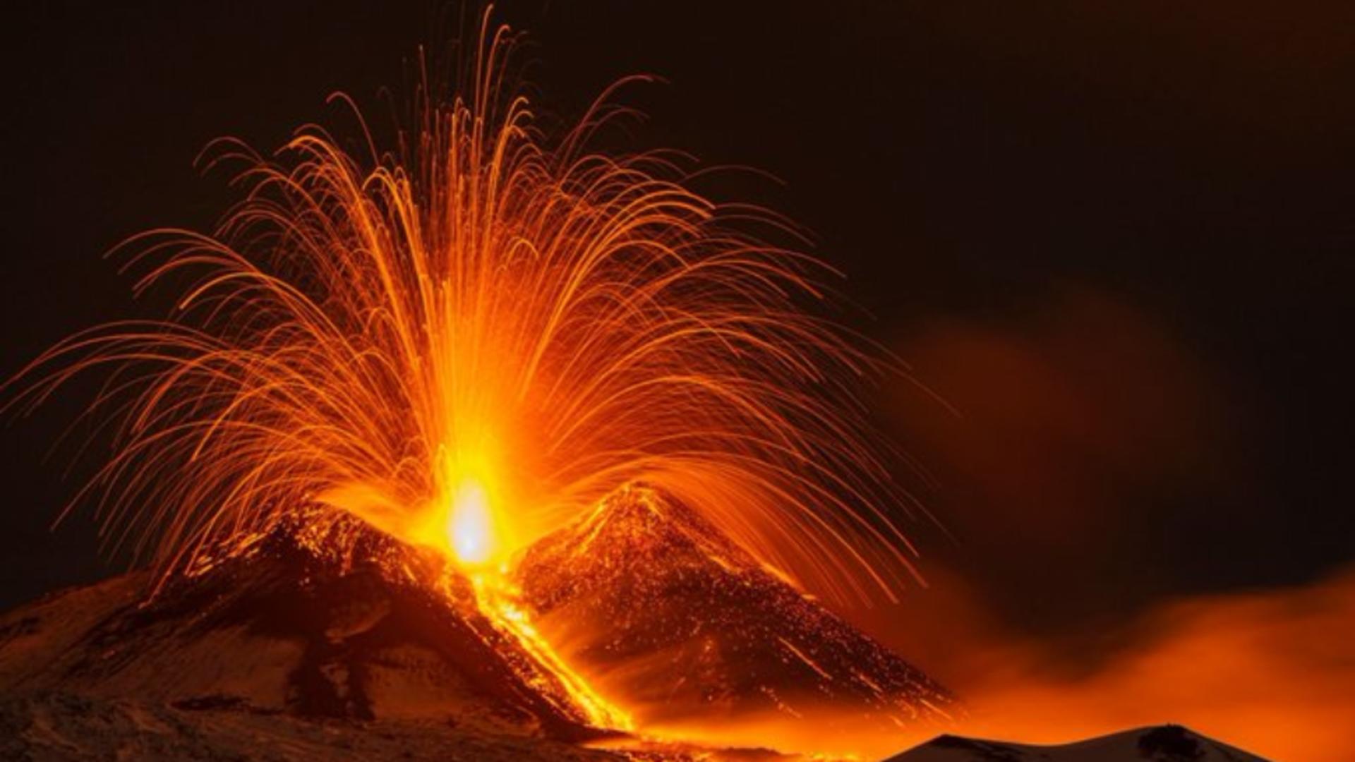 Cel mai mare vulcan activ a erupt din nou: Lavă fierbinte revărsată pe zăpadă și fum dens – Imagini spectaculoase