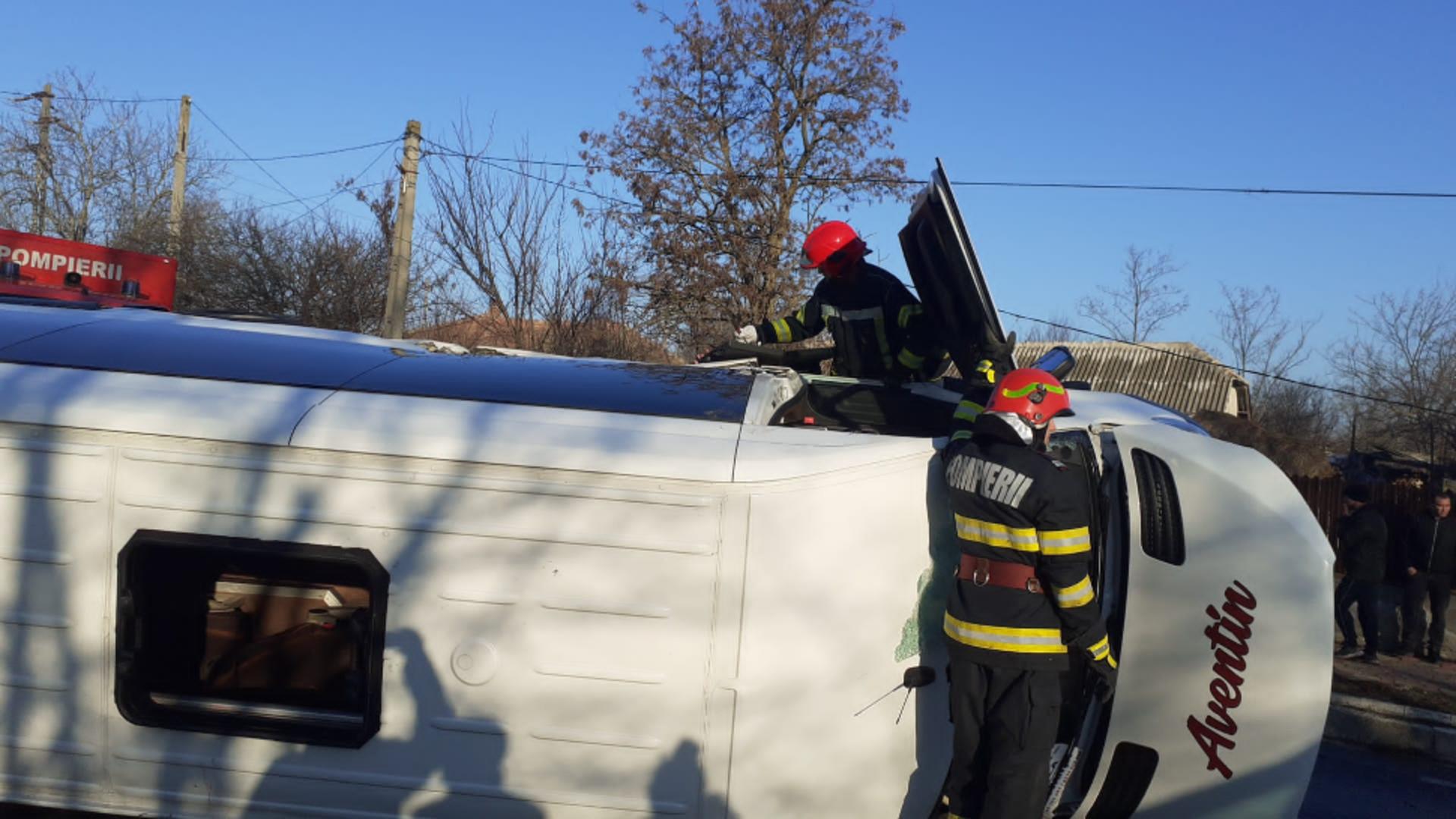 Accident grav, în Constanța: impact violent între un tractor și un microbuz cu pasageri 