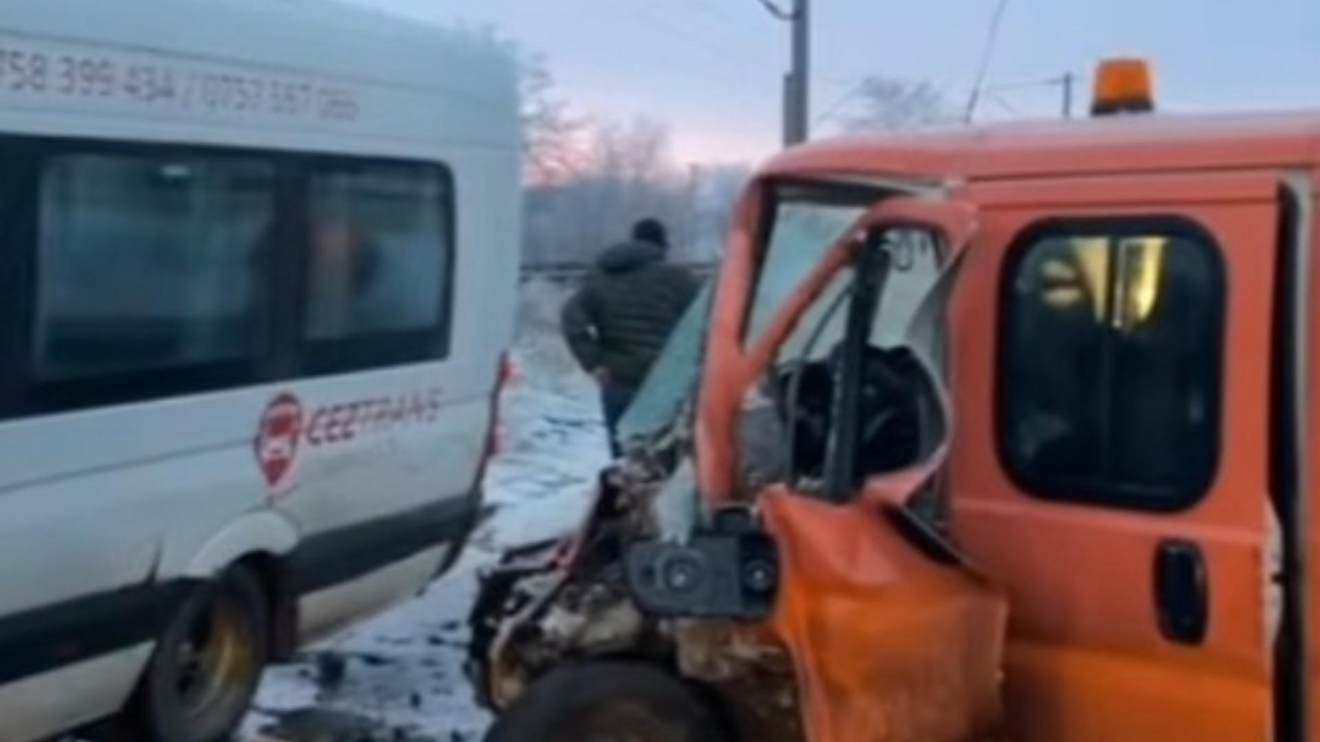 Accident grav, în jud. Suceava, la Liteni: 6 victime după ce un microbuz plin cu pasageri a fost spulberat de un camion – VIDEO